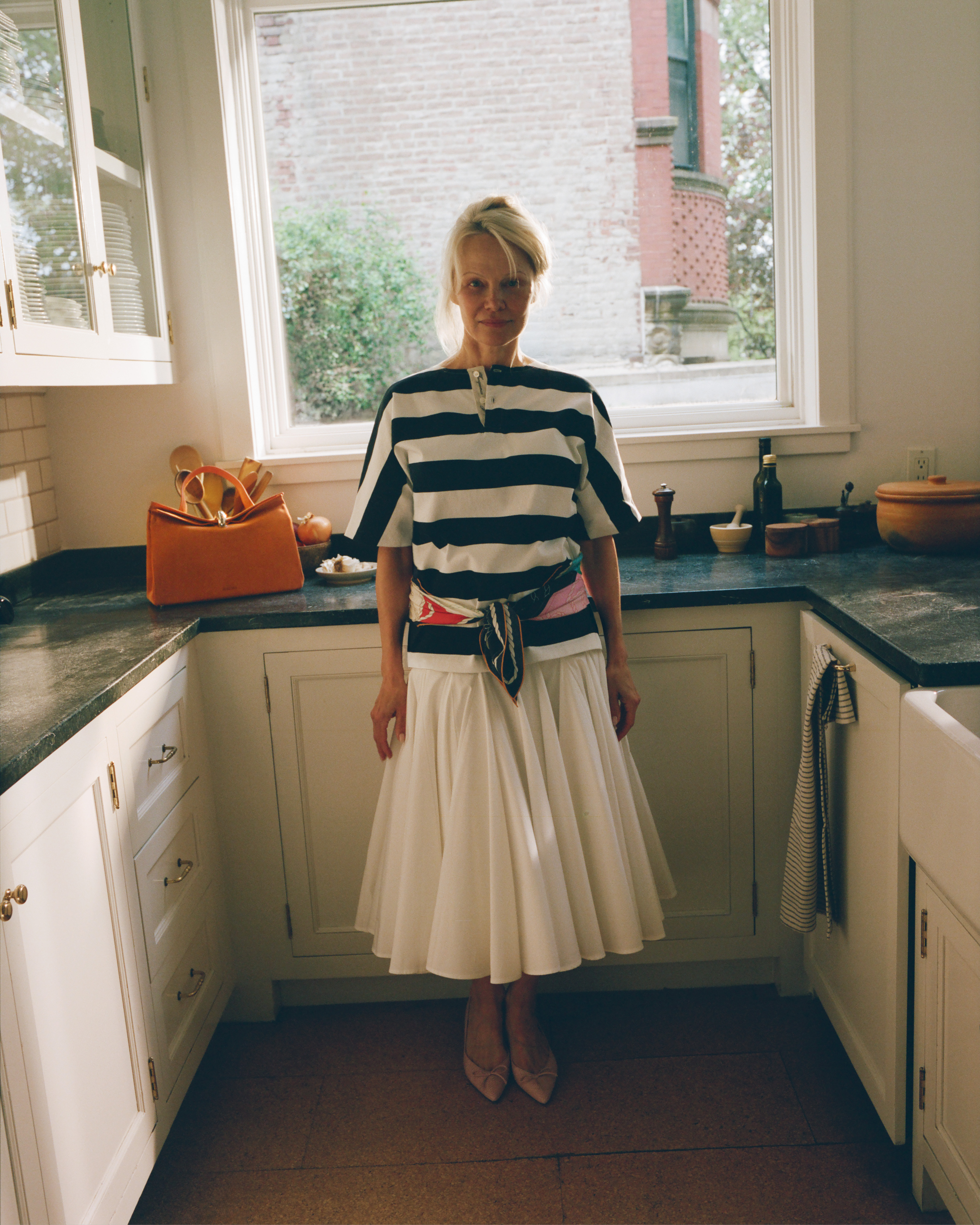 JACQUEMUS AND PAMELA ANDERSON TURN FAMILY LIFE INTO FASHION FANTASY JACQUEMUS AND PAMELA ANDERSON TURN FAMILY LIFE INTO FASHION FANTASY Vanity Teen 虚荣青年