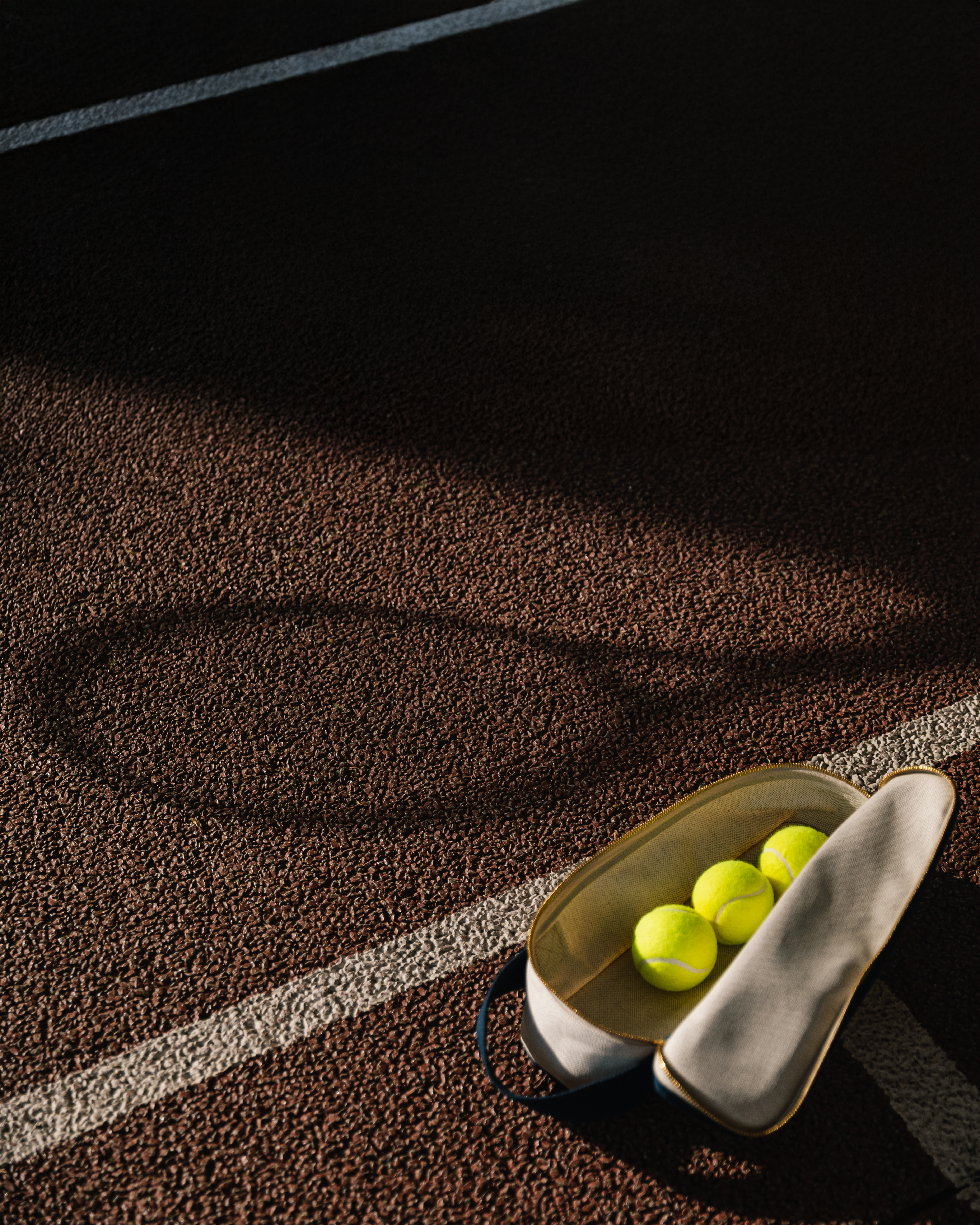 L/UNIFORM Takes Its Signature Minimalism to the Court L/UNIFORM Takes Its Signature Minimalism to the Court Vanity Teen 虚荣青年