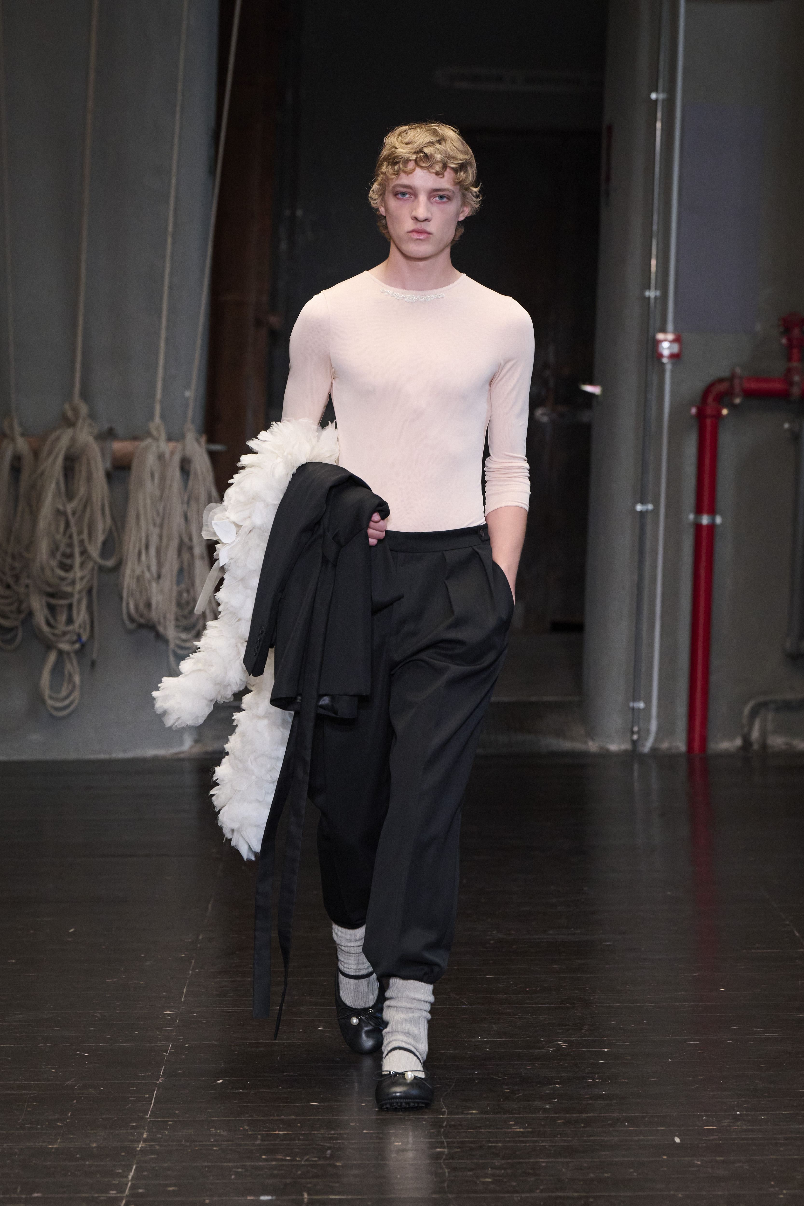 Simone Rocha brings a modern's man identity at Pitti Uomo for Spring Summer 2027 Vanity Teen 虚荣青年 Simone Rocha brings a modern's man identity at Pitti Uomo for Spring Summer 2027 Simone Rocha brings a modern's man identity at Pitti Uomo for Spring Summer 2027 Vanity Teen 虚荣青年