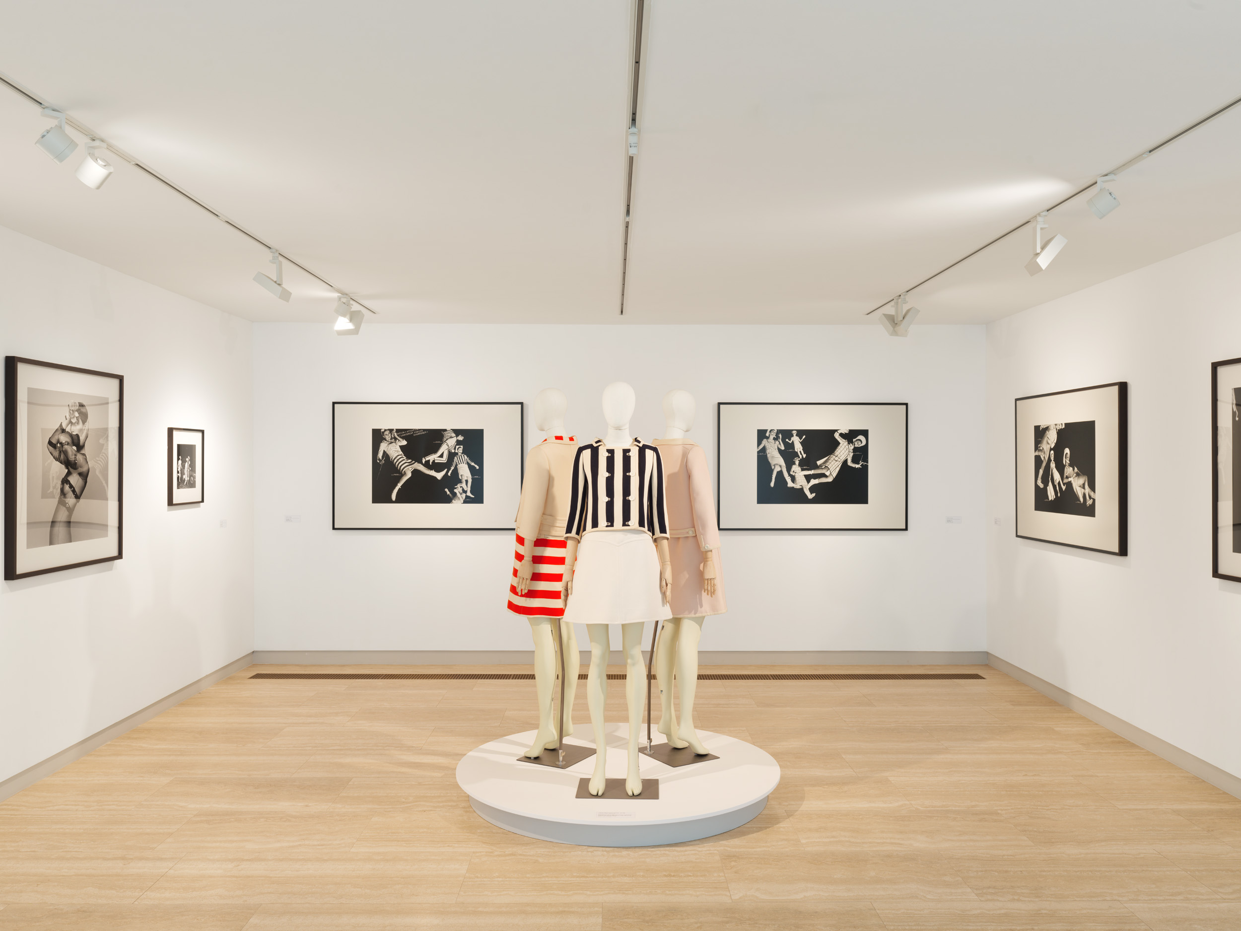 THE DAY FASHION LEARNED TO FLOAT - PETER KNAPP: LE TEMPS COURRÈGES THE DAY FASHION LEARNED TO FLOAT - PETER KNAPP: LE TEMPS COURRÈGES Vanity Teen 虚荣青年