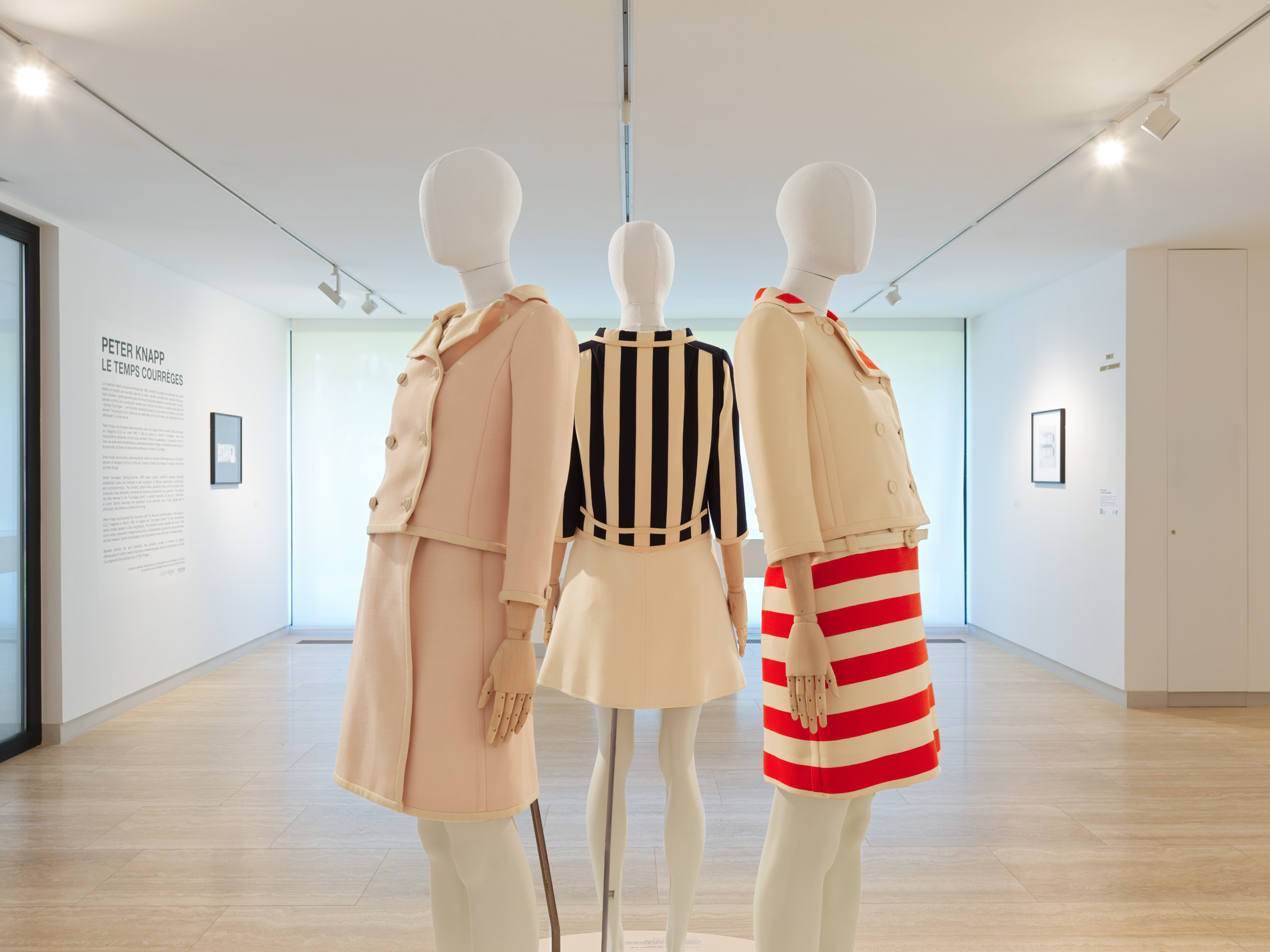 THE DAY FASHION LEARNED TO FLOAT - PETER KNAPP: LE TEMPS COURRÈGES THE DAY FASHION LEARNED TO FLOAT - PETER KNAPP: LE TEMPS COURRÈGES Vanity Teen 虚荣青年