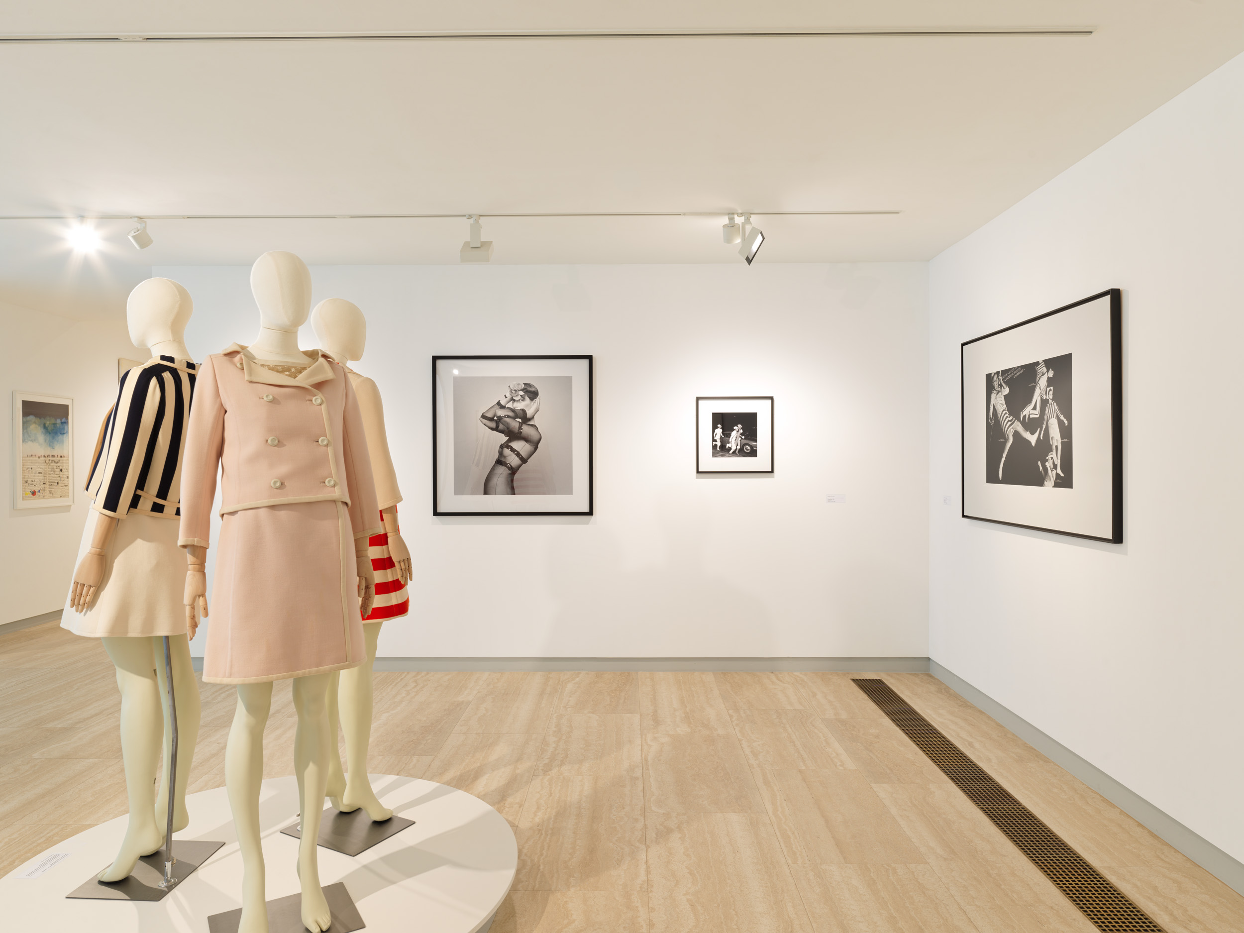 THE DAY FASHION LEARNED TO FLOAT - PETER KNAPP: LE TEMPS COURRÈGES THE DAY FASHION LEARNED TO FLOAT - PETER KNAPP: LE TEMPS COURRÈGES Vanity Teen 虚荣青年
