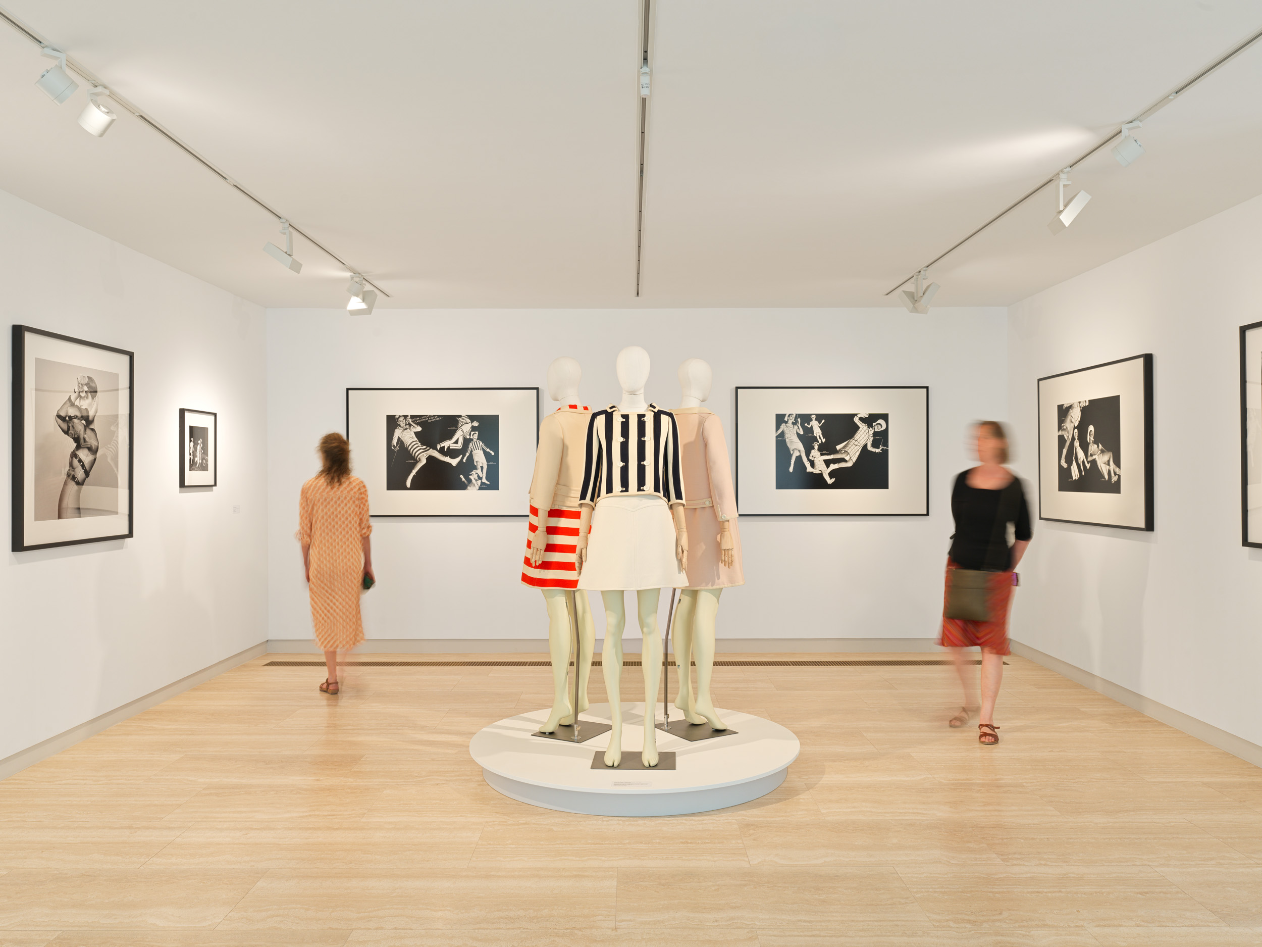 THE DAY FASHION LEARNED TO FLOAT - PETER KNAPP: LE TEMPS COURRÈGES THE DAY FASHION LEARNED TO FLOAT - PETER KNAPP: LE TEMPS COURRÈGES Vanity Teen 虚荣青年