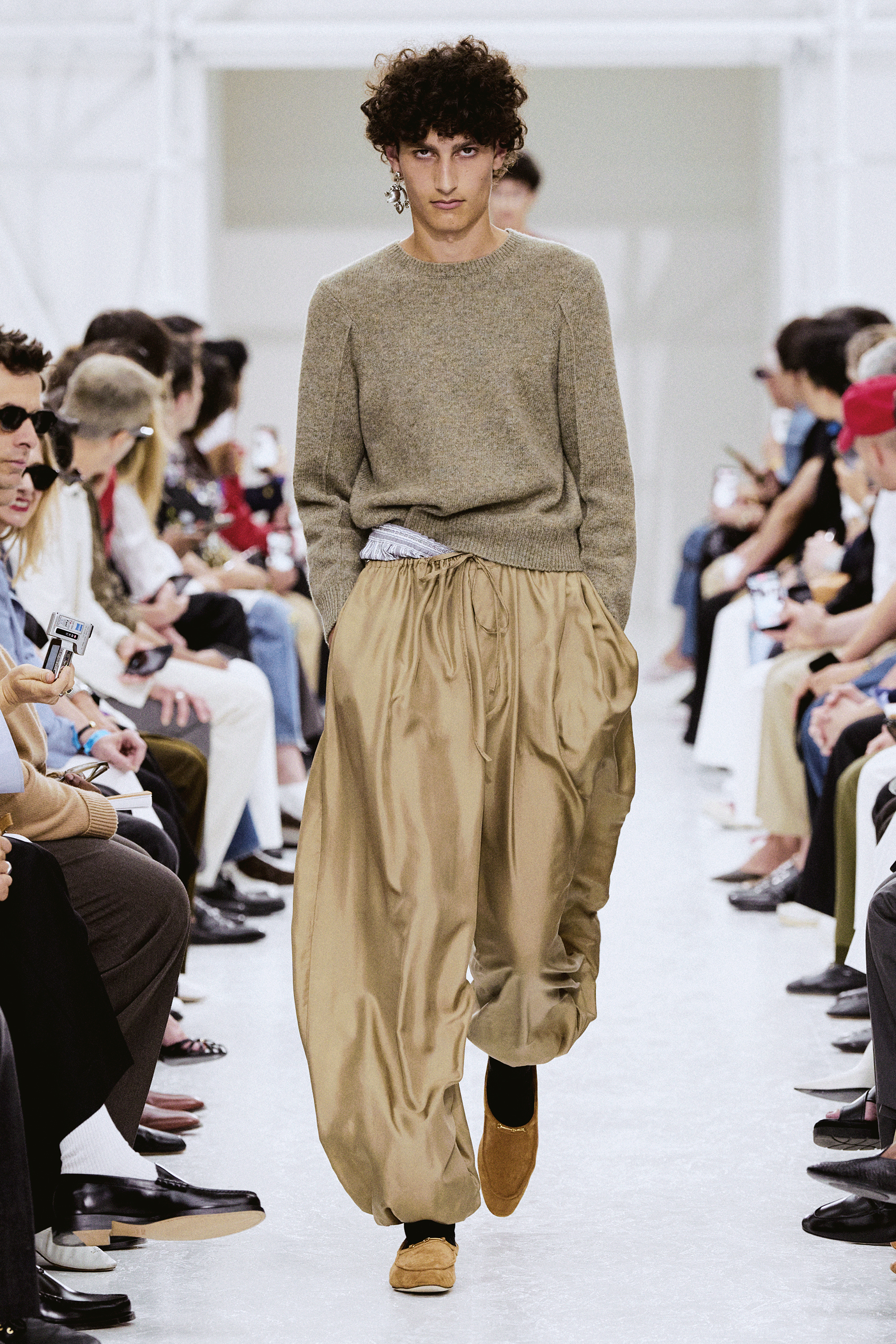 CELINE SPRING–SUMMER 2027: THE END OF THE UNIFORM CELINE SPRING–SUMMER 2027: THE END OF THE UNIFORM Vanity Teen 虚荣青年
