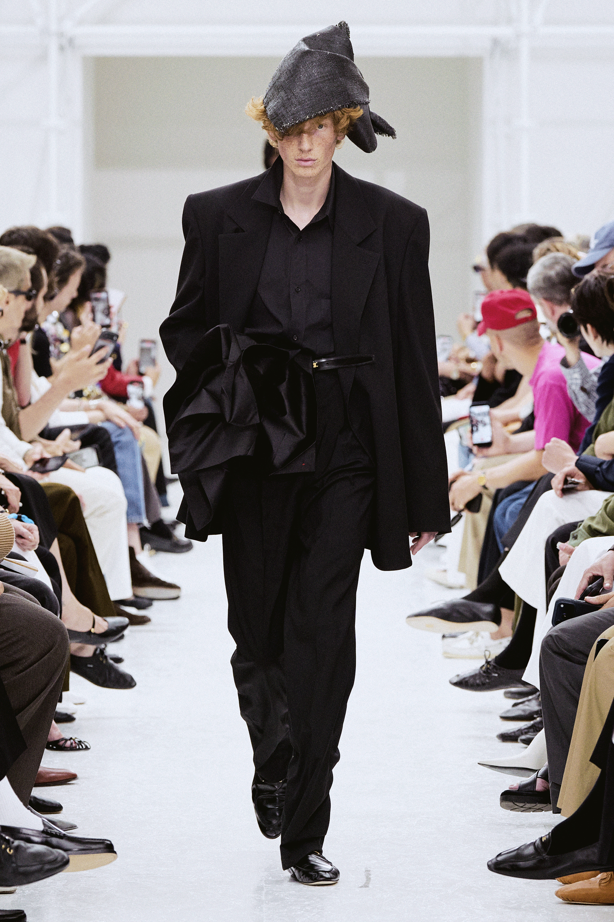 CELINE SPRING–SUMMER 2027: THE END OF THE UNIFORM CELINE SPRING–SUMMER 2027: THE END OF THE UNIFORM Vanity Teen 虚荣青年