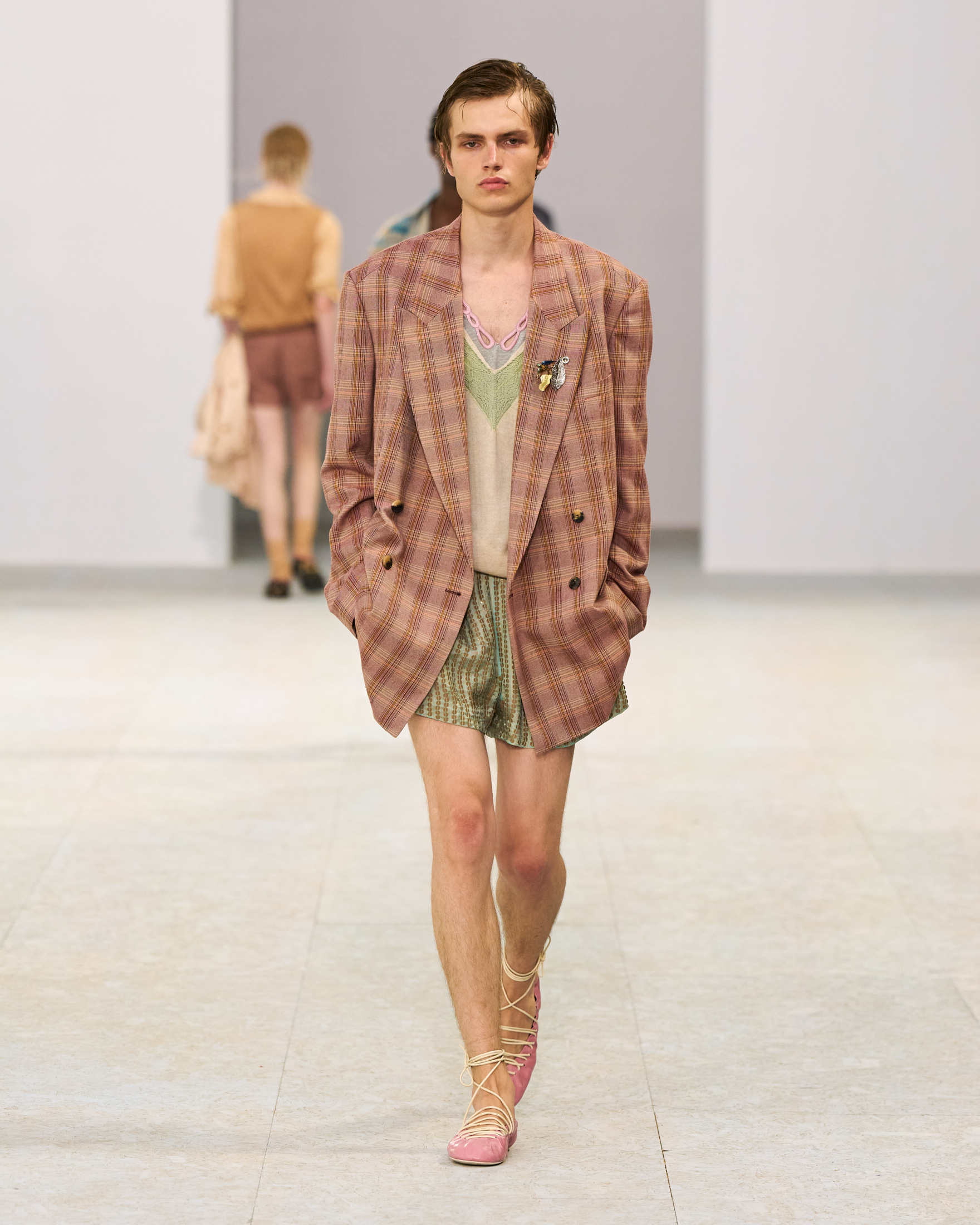 Dries Van Noten Spring Summer 2027 Menswear: The Poetry of Soft Power  Dries Van Noten Spring Summer 2027 Menswear: The Poetry of Soft Power  Vanity Teen 虚荣青年