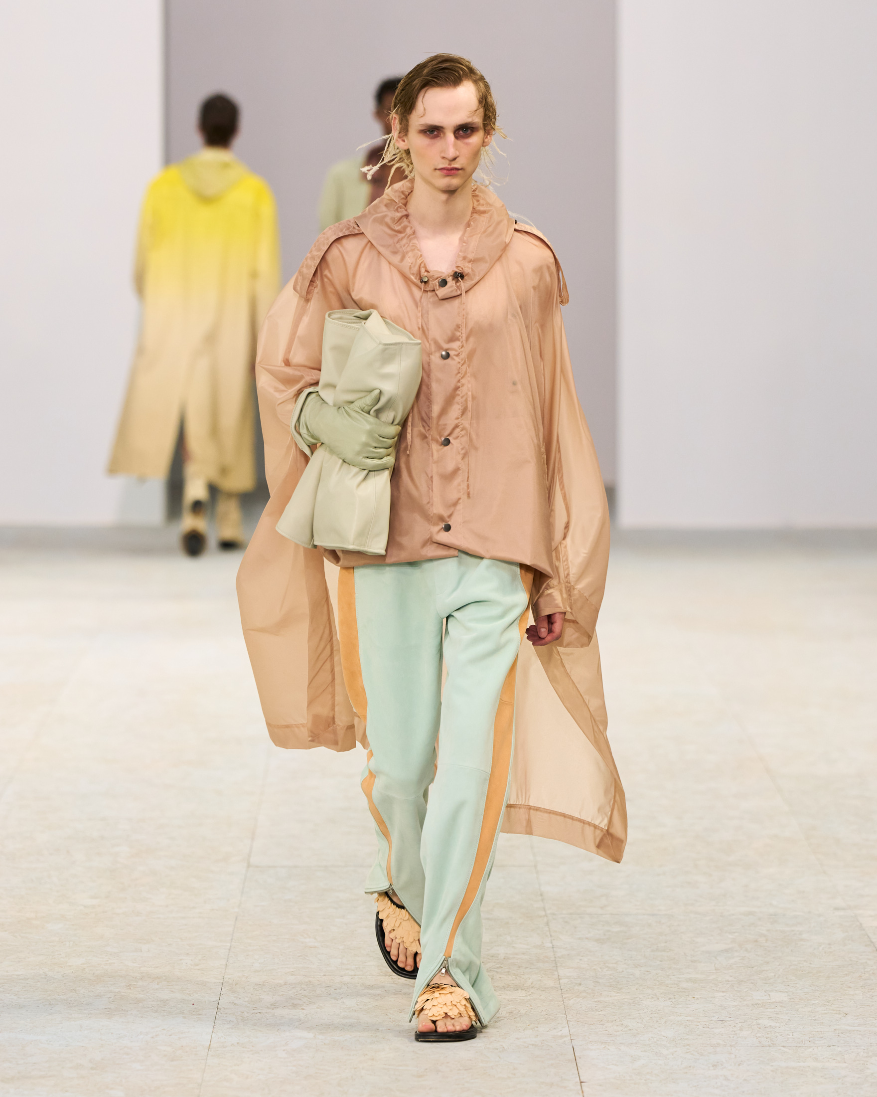 Dries Van Noten Spring Summer 2027 Menswear: The Poetry of Soft Power  Dries Van Noten Spring Summer 2027 Menswear: The Poetry of Soft Power  Vanity Teen 虚荣青年