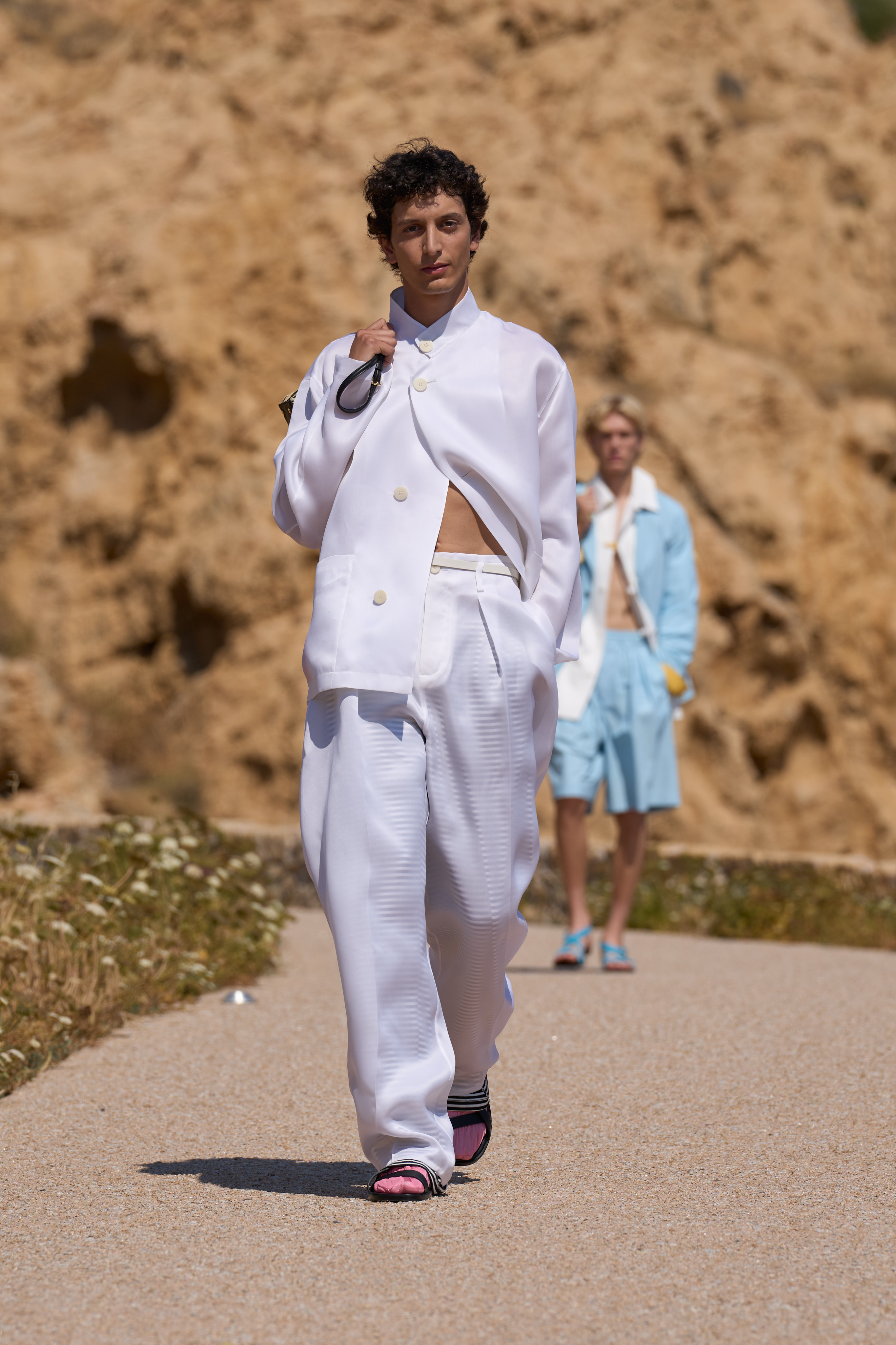 JACQUEMUS SPRING–SUMMER 2027: THE MOST RADICAL THING YOU CAN WEAR IS HAPPINESS JACQUEMUS SPRING–SUMMER 2027: THE MOST RADICAL THING YOU CAN WEAR IS HAPPINESS Vanity Teen 虚荣青年