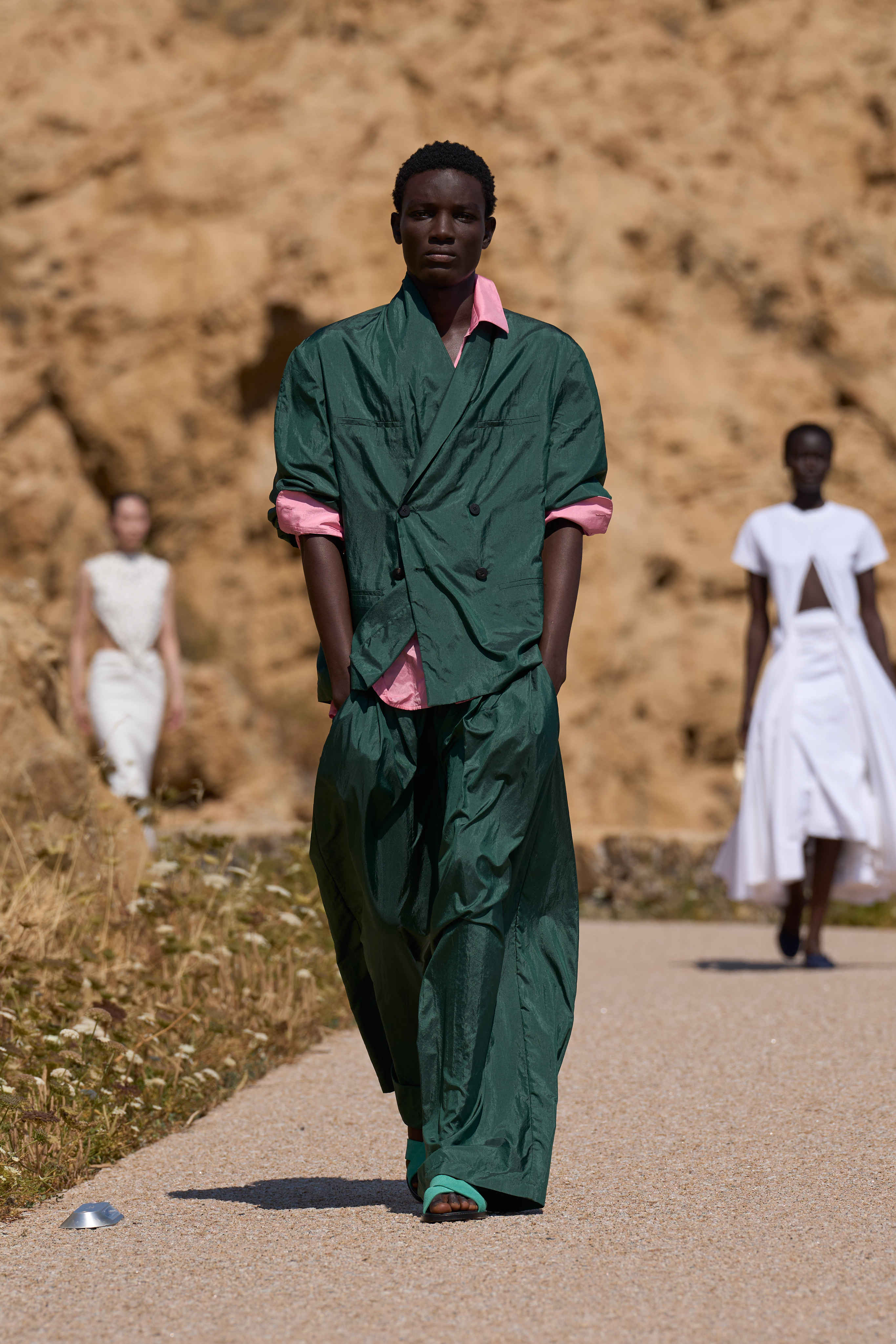 JACQUEMUS SPRING–SUMMER 2027: THE MOST RADICAL THING YOU CAN WEAR IS HAPPINESS JACQUEMUS SPRING–SUMMER 2027: THE MOST RADICAL THING YOU CAN WEAR IS HAPPINESS Vanity Teen 虚荣青年