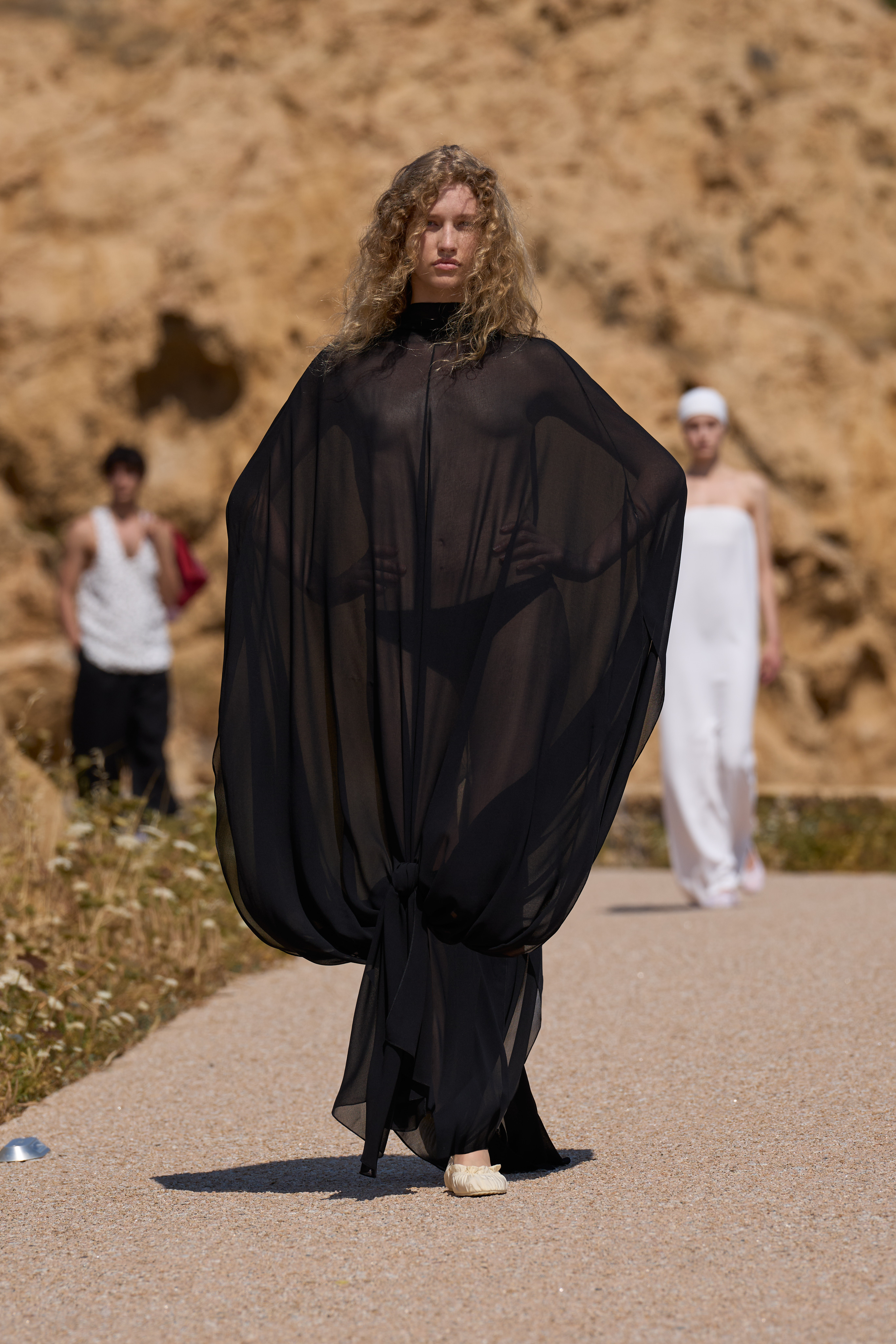 JACQUEMUS SPRING–SUMMER 2027: THE MOST RADICAL THING YOU CAN WEAR IS HAPPINESS JACQUEMUS SPRING–SUMMER 2027: THE MOST RADICAL THING YOU CAN WEAR IS HAPPINESS Vanity Teen 虚荣青年