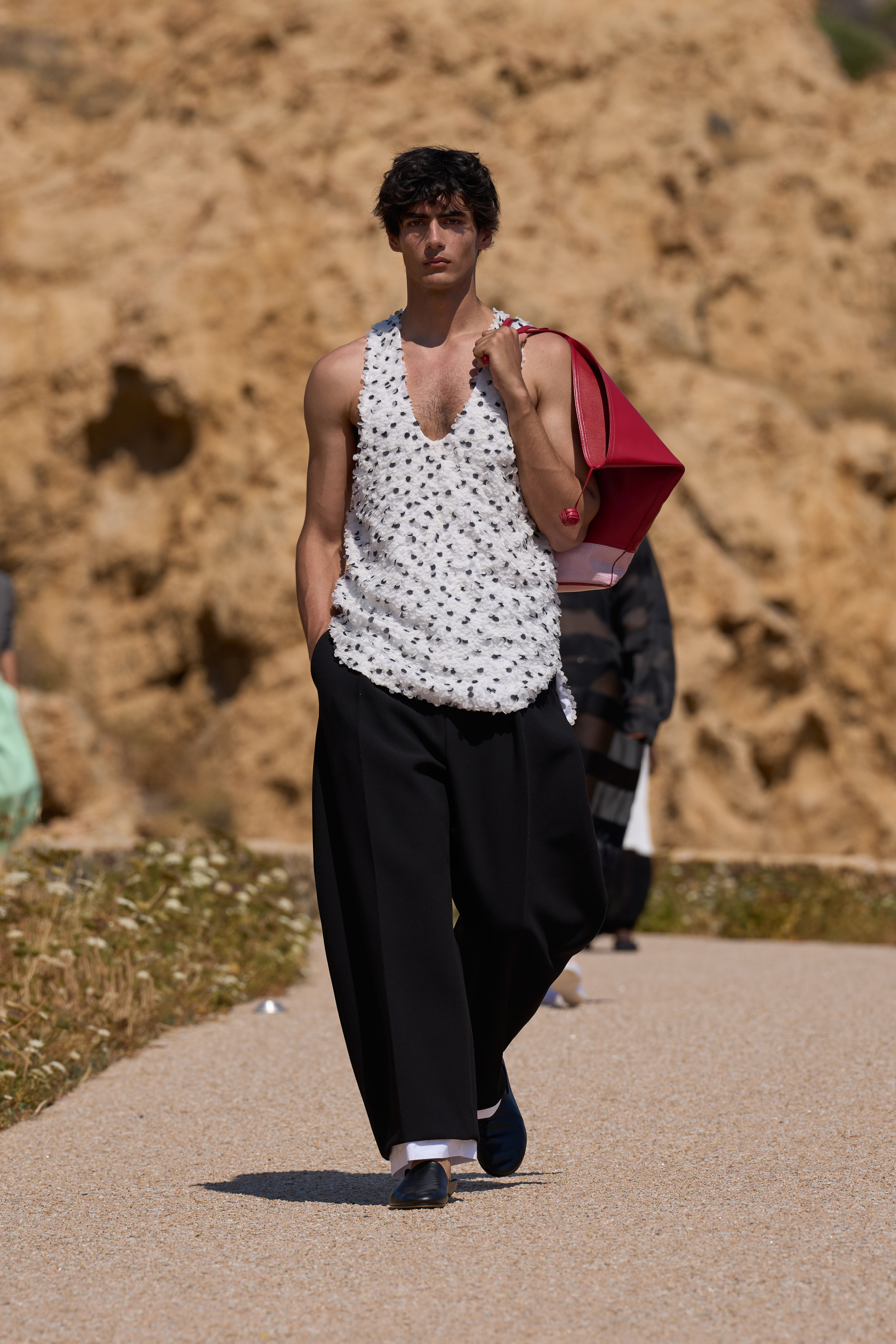 JACQUEMUS SPRING–SUMMER 2027: THE MOST RADICAL THING YOU CAN WEAR IS HAPPINESS JACQUEMUS SPRING–SUMMER 2027: THE MOST RADICAL THING YOU CAN WEAR IS HAPPINESS Vanity Teen 虚荣青年