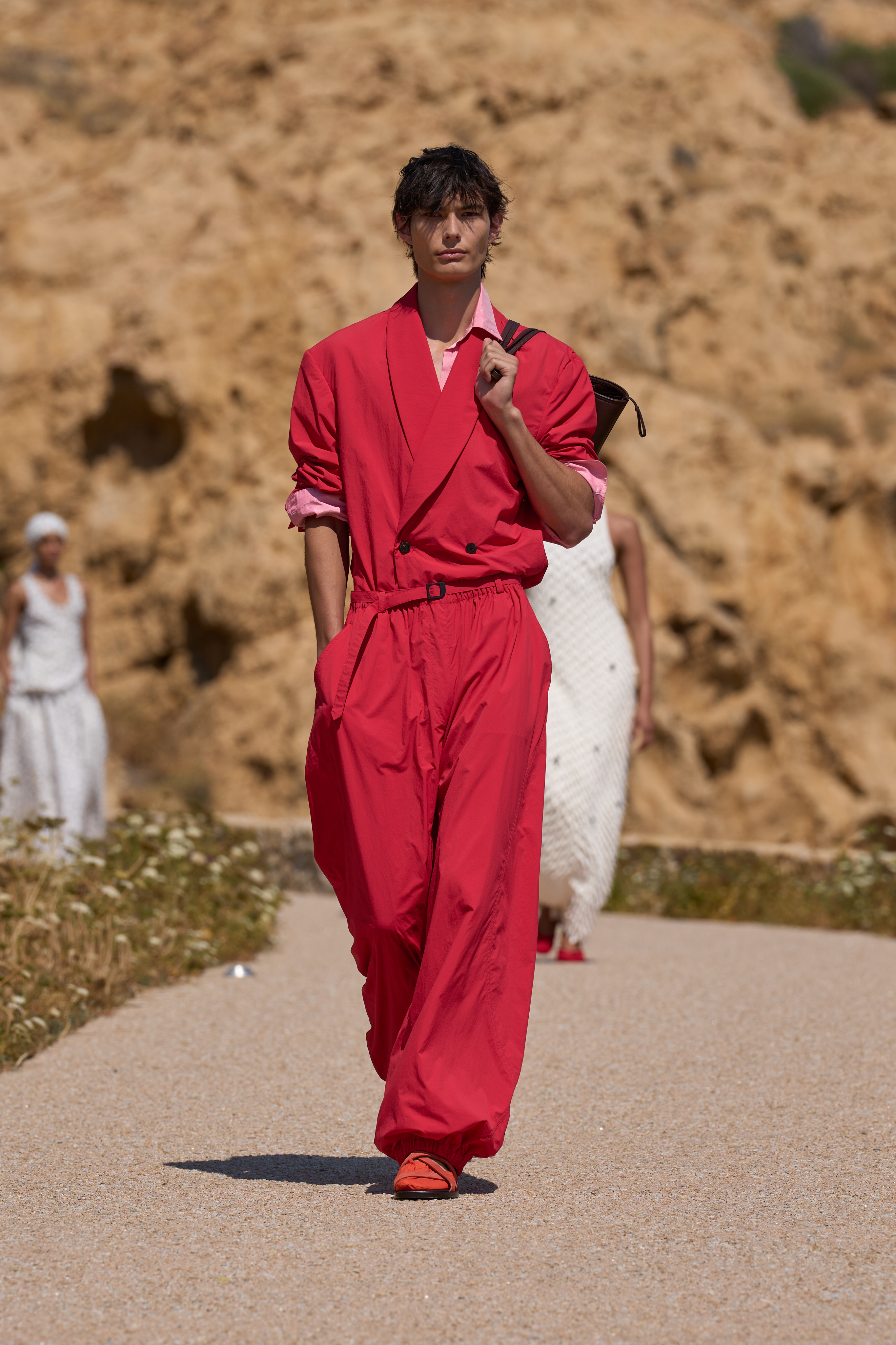 JACQUEMUS SPRING–SUMMER 2027: THE MOST RADICAL THING YOU CAN WEAR IS HAPPINESS JACQUEMUS SPRING–SUMMER 2027: THE MOST RADICAL THING YOU CAN WEAR IS HAPPINESS Vanity Teen 虚荣青年