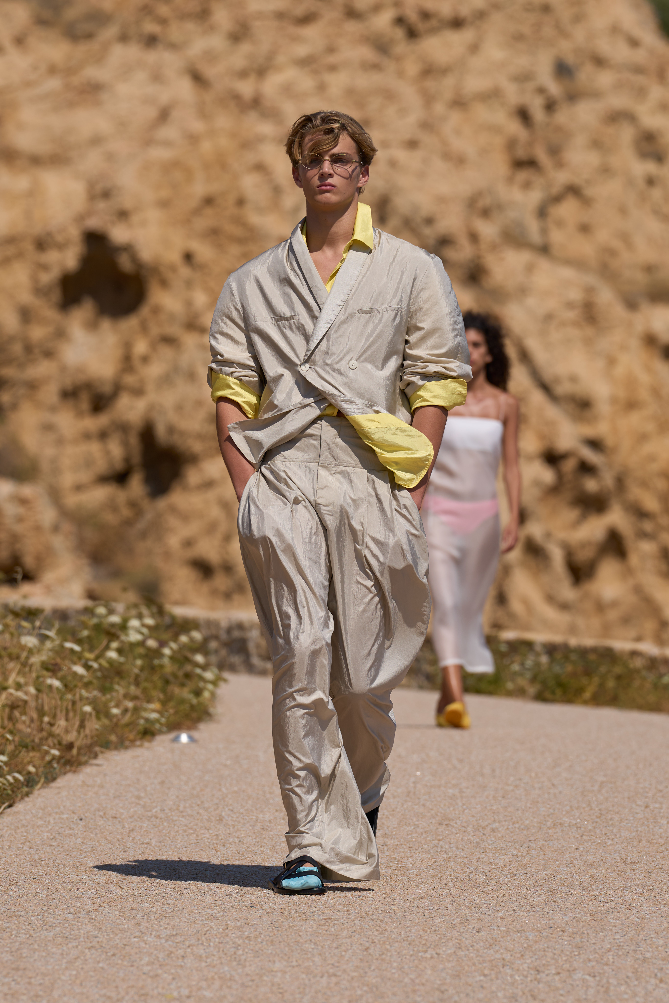 JACQUEMUS SPRING–SUMMER 2027: THE MOST RADICAL THING YOU CAN WEAR IS HAPPINESS JACQUEMUS SPRING–SUMMER 2027: THE MOST RADICAL THING YOU CAN WEAR IS HAPPINESS Vanity Teen 虚荣青年