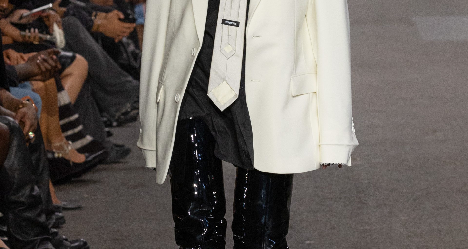 VETEMENTS SPRING SUMMER 2027: EVERYTHING IS NORMAL. UNTIL IT ISN’T VETEMENTS SPRING SUMMER 2027: EVERYTHING IS NORMAL. UNTIL IT ISN’T Vanity Teen 虚荣青年