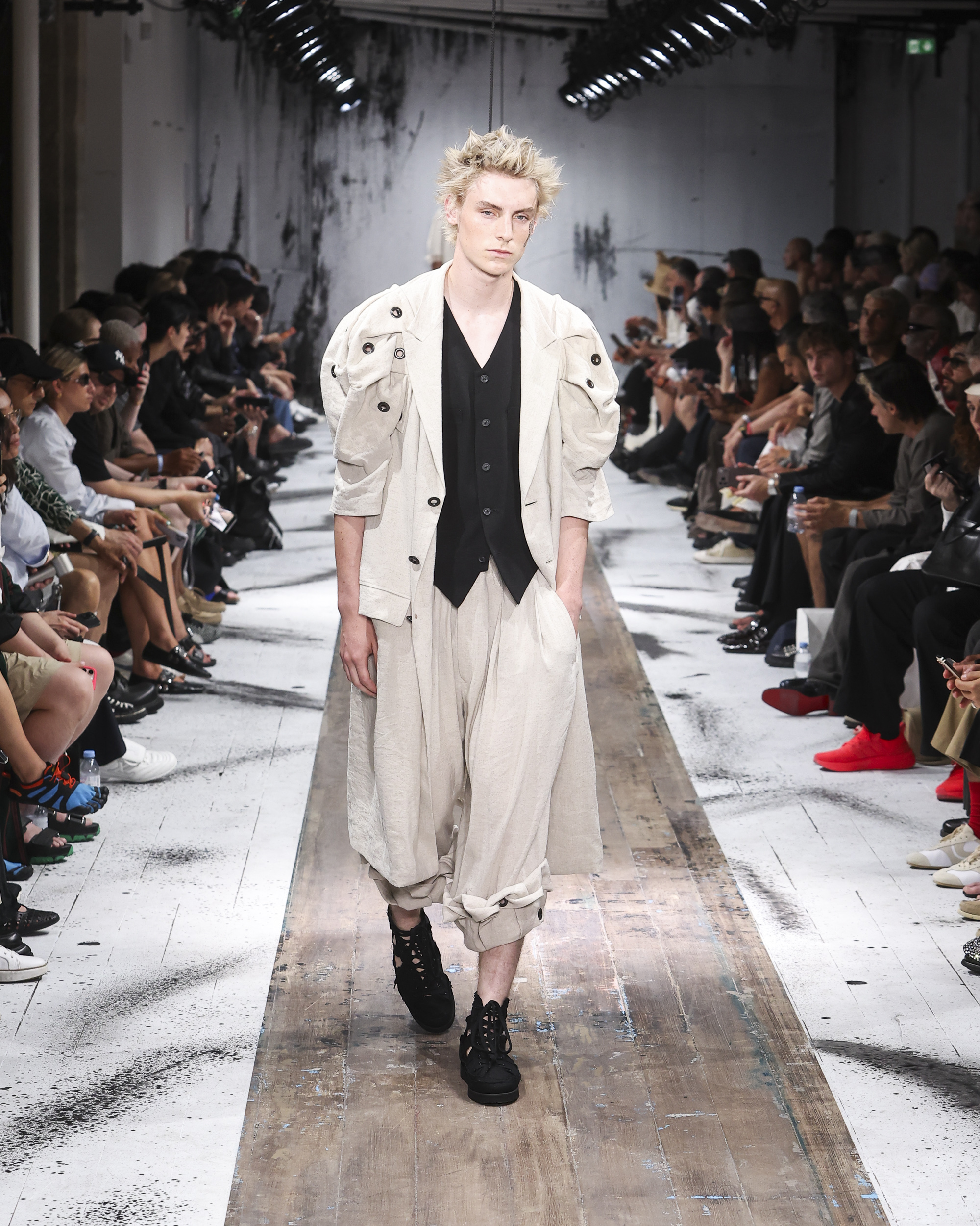 Yohji Yamamoto Spring/Summer 2027: Dressing for the End of Cool Yohji Yamamoto Spring/Summer 2027: Dressing for the End of Cool Vanity Teen 虚荣青年