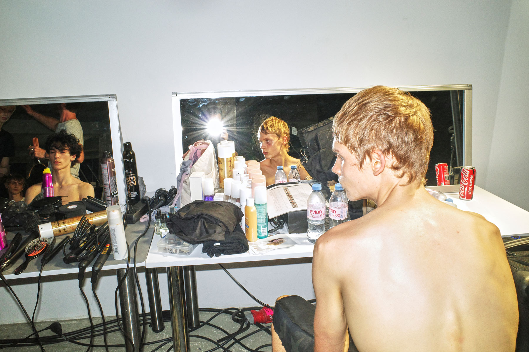 Behind the Scenes at SONGZIO Spring/Summer 2027 Behind the Scenes at SONGZIO Spring/Summer 2027 Vanity Teen 虚荣青年