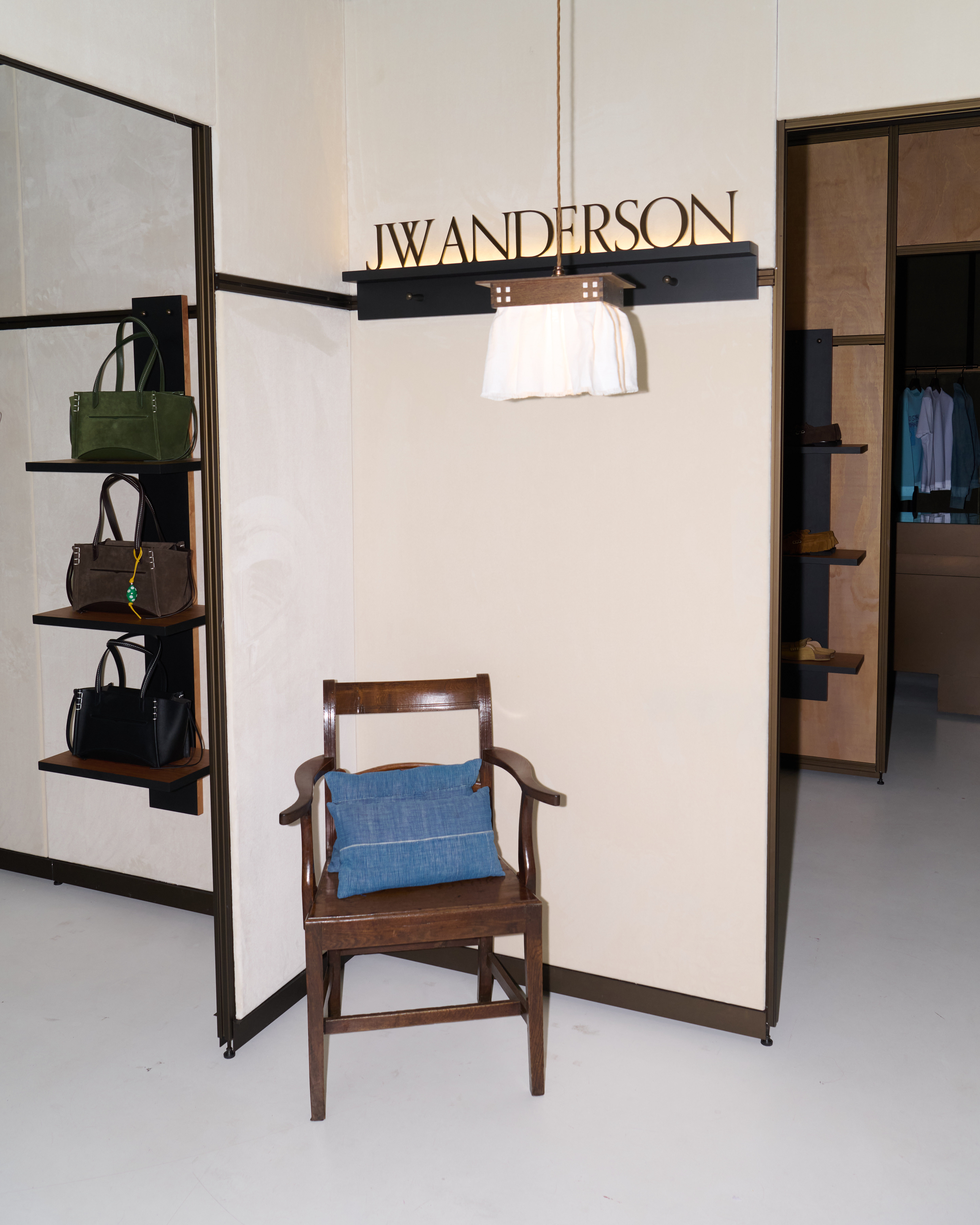 JW ANDERSON’S PARIS TAKEOVER: A POP-UP WHERE FASHION GETS WEIRD, WARM AND COLLECTIBLE Vanity Teen 虚荣青年 JW ANDERSON’S PARIS TAKEOVER: A POP-UP WHERE FASHION GETS WEIRD, WARM AND COLLECTIBLE JW ANDERSON’S PARIS TAKEOVER: A POP-UP WHERE FASHION GETS WEIRD, WARM AND COLLECTIBLE Vanity Teen 虚荣青年