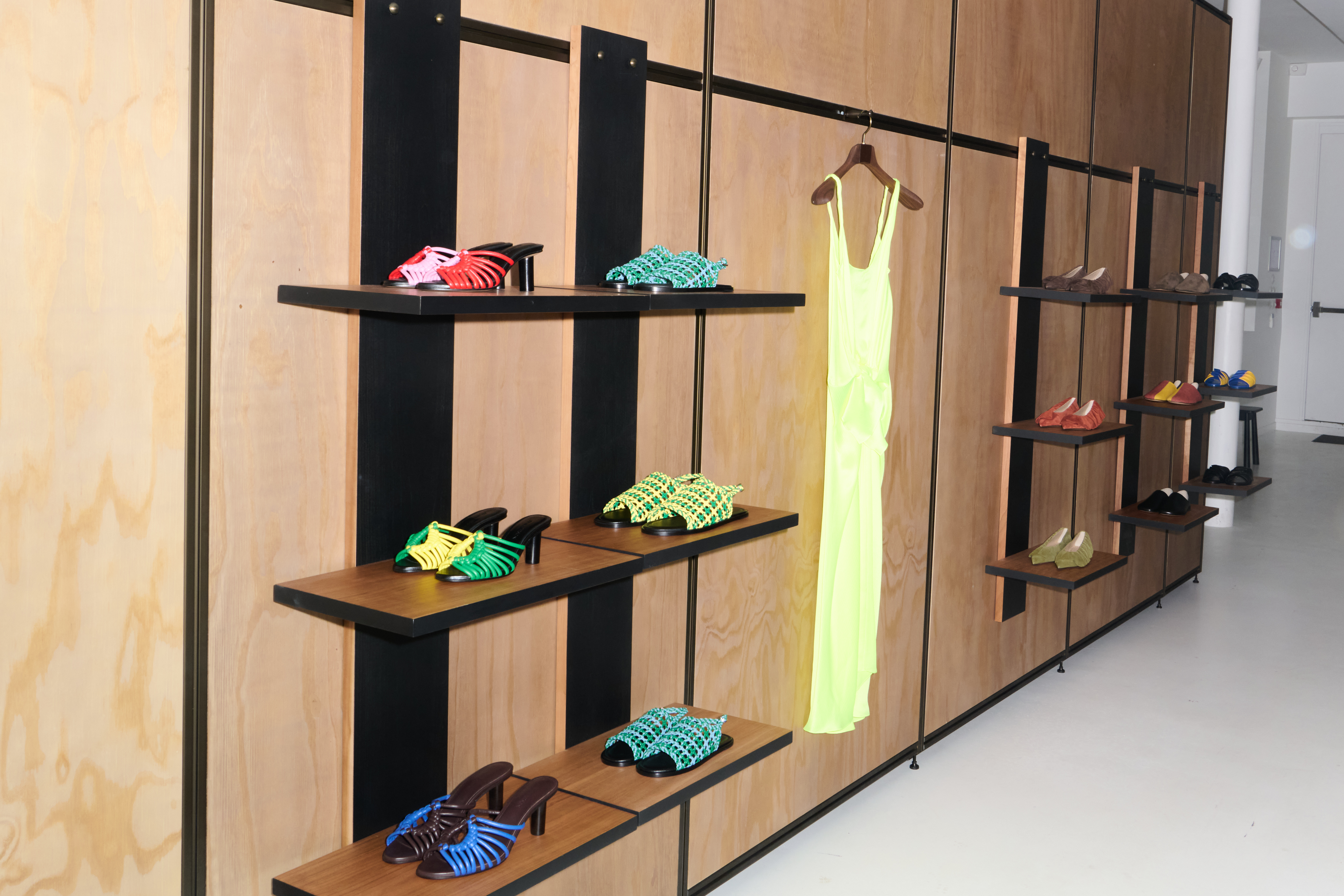 JW ANDERSON’S PARIS TAKEOVER: A POP-UP WHERE FASHION GETS WEIRD, WARM AND COLLECTIBLE Vanity Teen 虚荣青年 JW ANDERSON’S PARIS TAKEOVER: A POP-UP WHERE FASHION GETS WEIRD, WARM AND COLLECTIBLE JW ANDERSON’S PARIS TAKEOVER: A POP-UP WHERE FASHION GETS WEIRD, WARM AND COLLECTIBLE Vanity Teen 虚荣青年