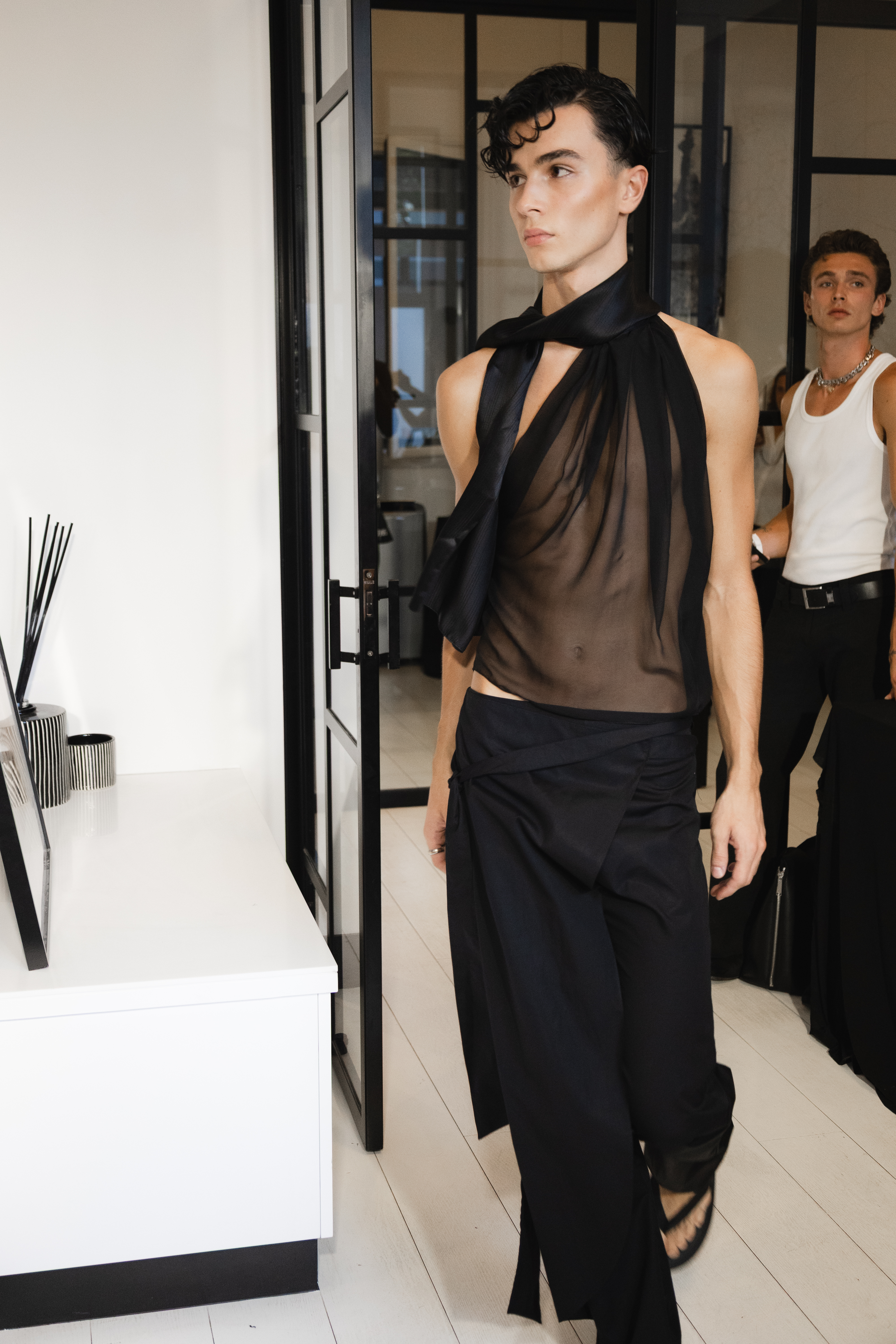The Future Dresses in Black: MYX Paris and the Poetry of Quiet Precision Vanity Teen 虚荣青年 The Future Dresses in Black: MYX Paris and the Poetry of Quiet Precision The Future Dresses in Black: MYX Paris and the Poetry of Quiet Precision Vanity Teen 虚荣青年