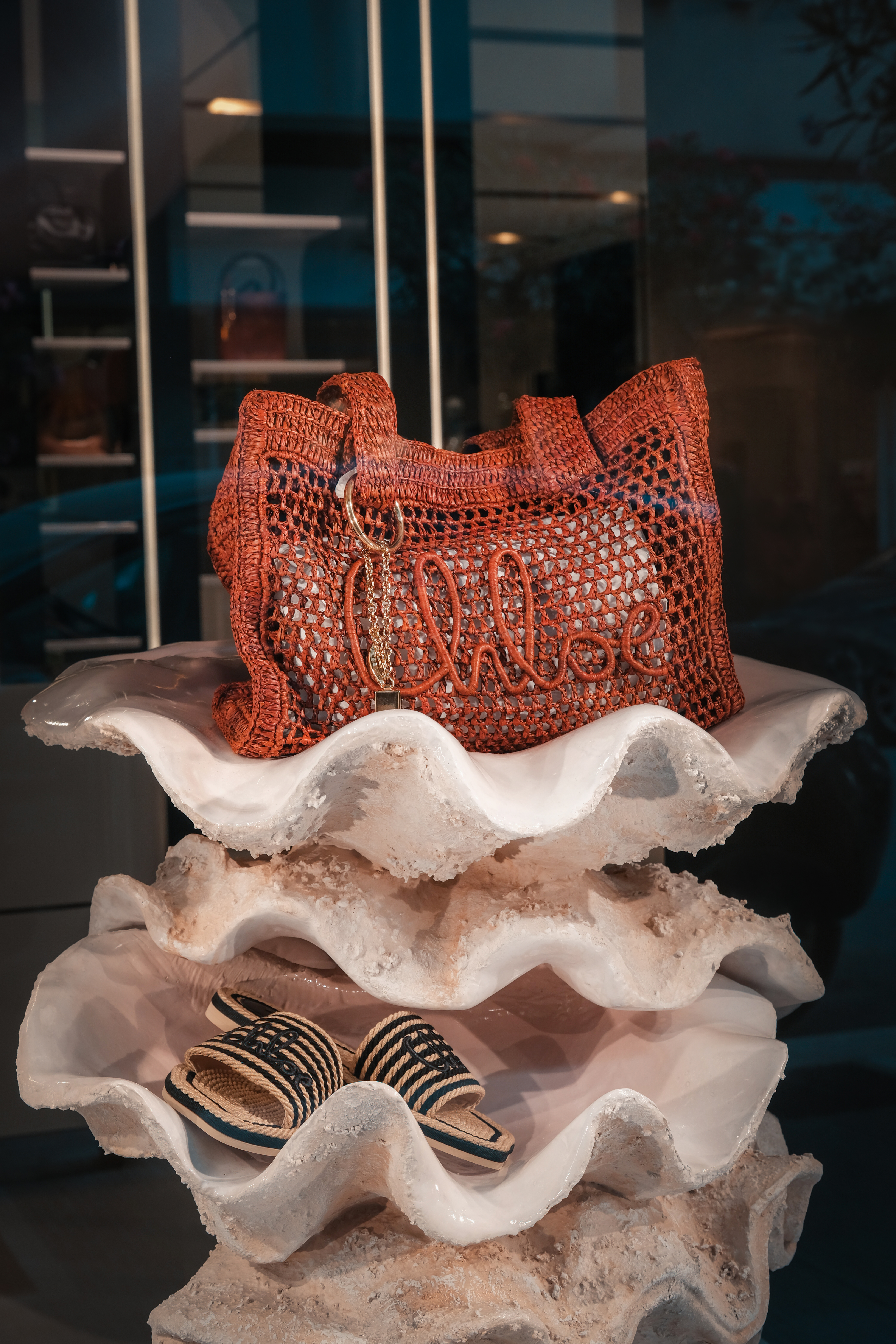 Where Luxury Finds Its Soul: Nugnes and Chloé Reimagine the Retail Experience Vanity Teen 虚荣青年 Where Luxury Finds Its Soul: Nugnes and Chloé Reimagine the Retail Experience Where Luxury Finds Its Soul: Nugnes and Chloé Reimagine the Retail Experience Vanity Teen 虚荣青年