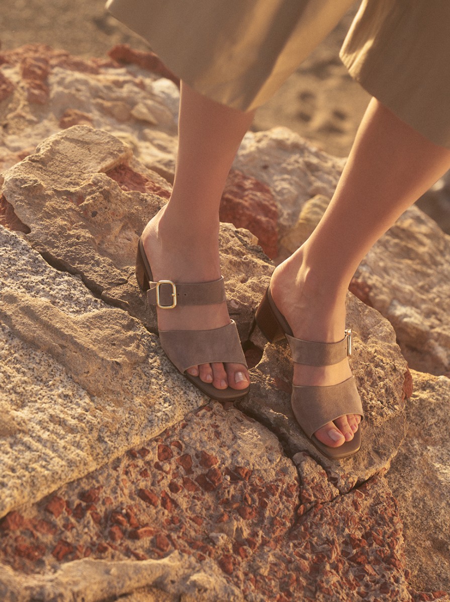 Doucal’s Spring/Summer 2026 Turns Italy’s Desert Landscapes Into the Season’s Quietest Luxury Doucal’s Spring/Summer 2026 Turns Italy’s Desert Landscapes Into the Season’s Quietest Luxury Vanity Teen 虚荣青年