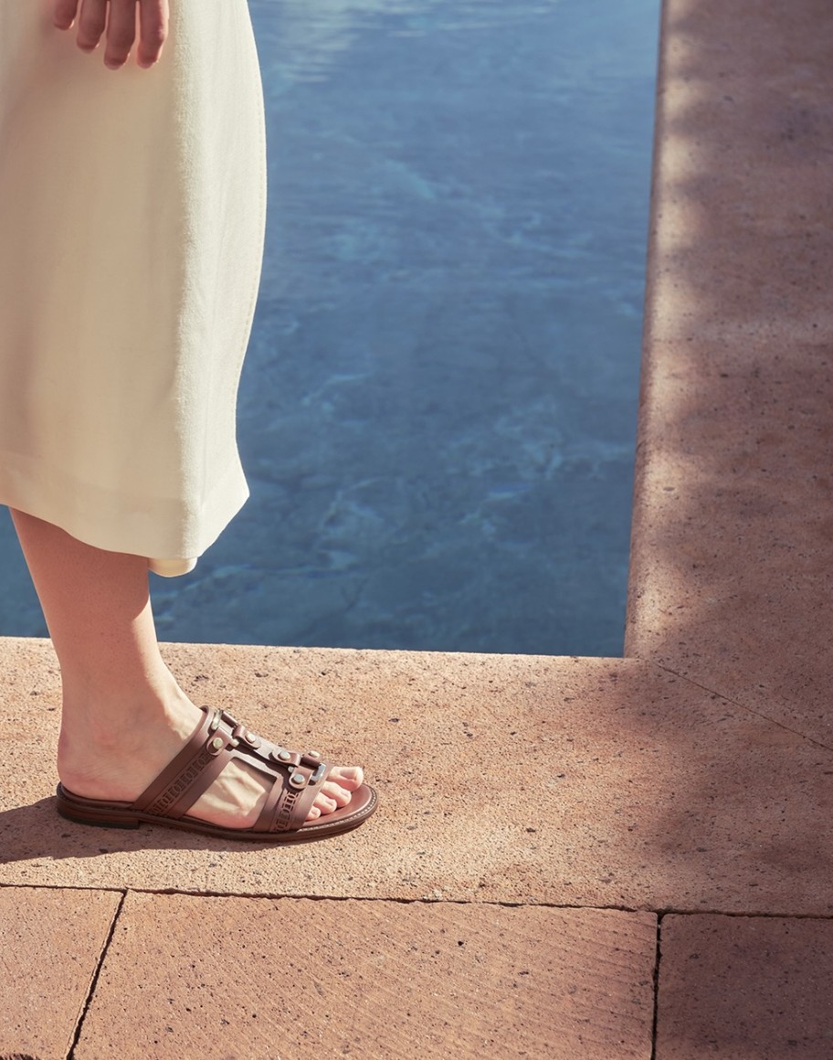 Doucal’s Spring/Summer 2026 Turns Italy’s Desert Landscapes Into the Season’s Quietest Luxury Doucal’s Spring/Summer 2026 Turns Italy’s Desert Landscapes Into the Season’s Quietest Luxury Vanity Teen 虚荣青年