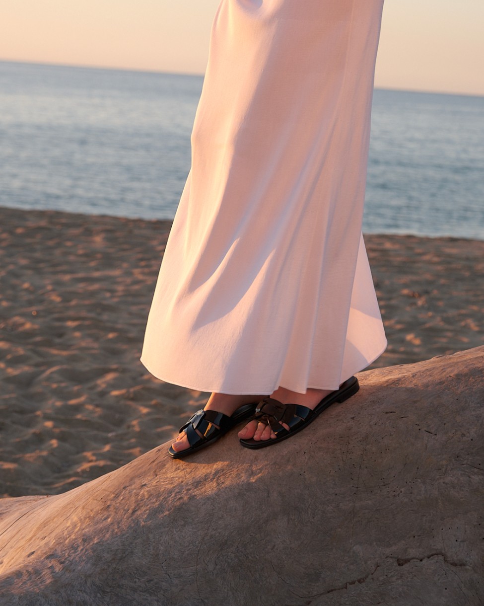 Doucal’s Spring/Summer 2026 Turns Italy’s Desert Landscapes Into the Season’s Quietest Luxury Doucal’s Spring/Summer 2026 Turns Italy’s Desert Landscapes Into the Season’s Quietest Luxury Vanity Teen 虚荣青年