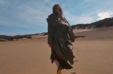 Doucal’s Spring/Summer 2026 Turns Italy’s Desert Landscapes Into the Season’s Quietest Luxury Doucal’s Spring/Summer 2026 Turns Italy’s Desert Landscapes Into the Season’s Quietest Luxury Vanity Teen 虚荣青年