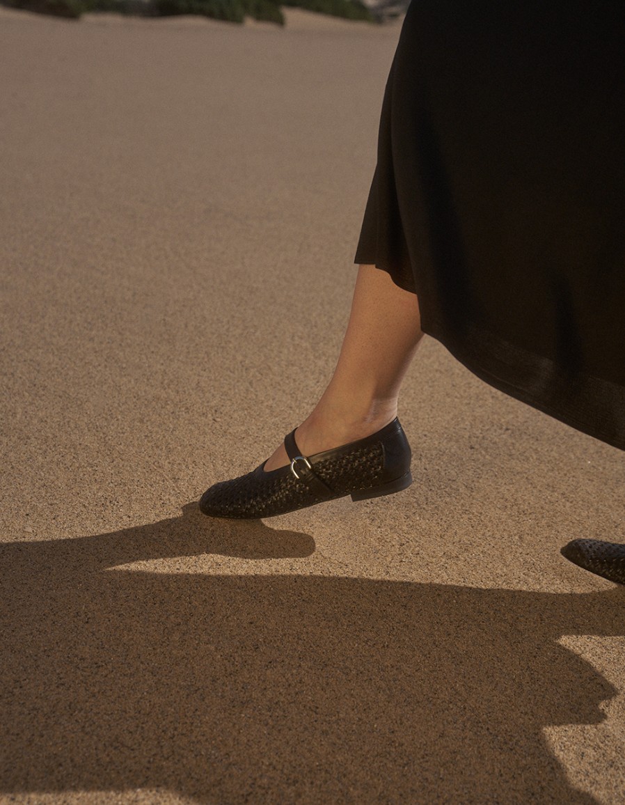 Doucal’s Spring/Summer 2026 Turns Italy’s Desert Landscapes Into the Season’s Quietest Luxury Doucal’s Spring/Summer 2026 Turns Italy’s Desert Landscapes Into the Season’s Quietest Luxury Vanity Teen 虚荣青年