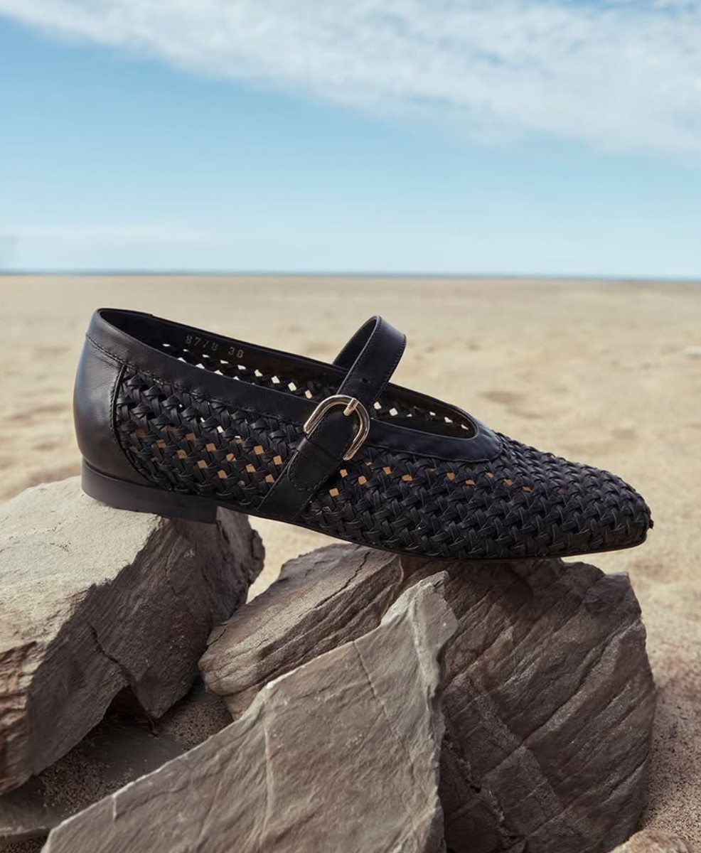 Doucal’s Spring/Summer 2026 Turns Italy’s Desert Landscapes Into the Season’s Quietest Luxury Doucal’s Spring/Summer 2026 Turns Italy’s Desert Landscapes Into the Season’s Quietest Luxury Vanity Teen 虚荣青年