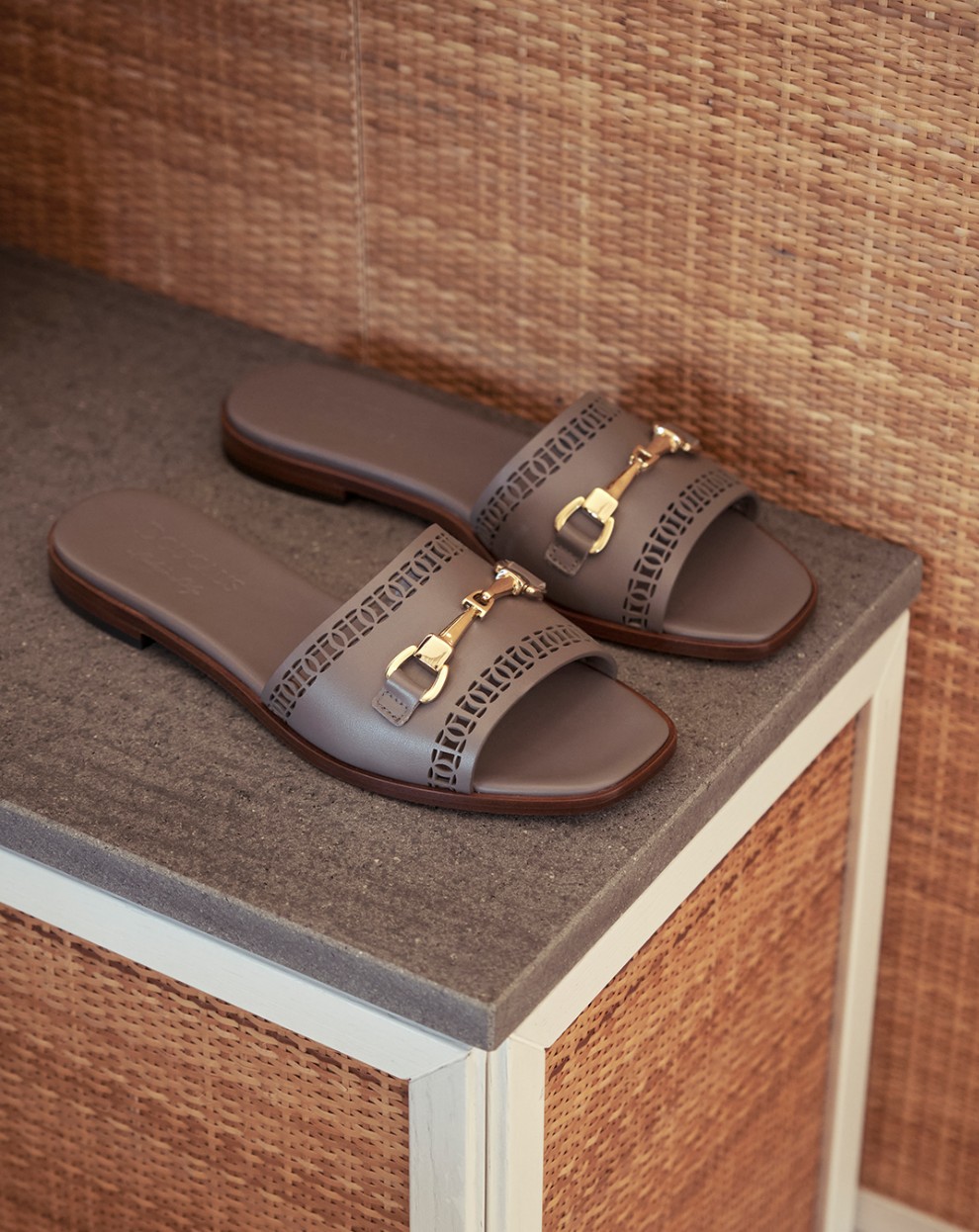 Doucal’s Spring/Summer 2026 Turns Italy’s Desert Landscapes Into the Season’s Quietest Luxury Doucal’s Spring/Summer 2026 Turns Italy’s Desert Landscapes Into the Season’s Quietest Luxury Vanity Teen 虚荣青年