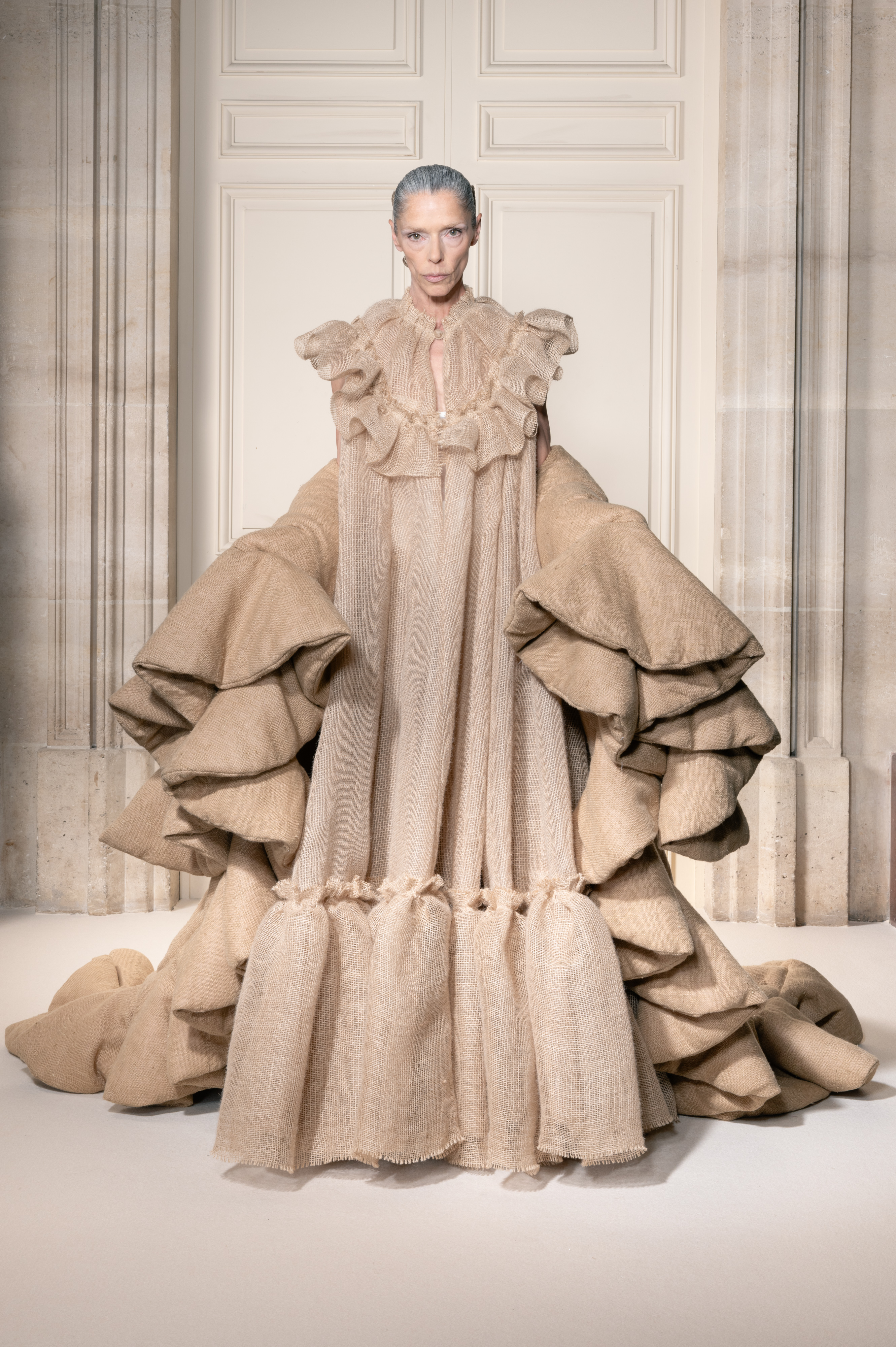 Viktor&Rolf Haute Couture Fall 2026: The Fine Line Between Austerity and Decadence Viktor&Rolf Haute Couture Fall 2026: The Fine Line Between Austerity and Decadence Vanity Teen 虚荣青年