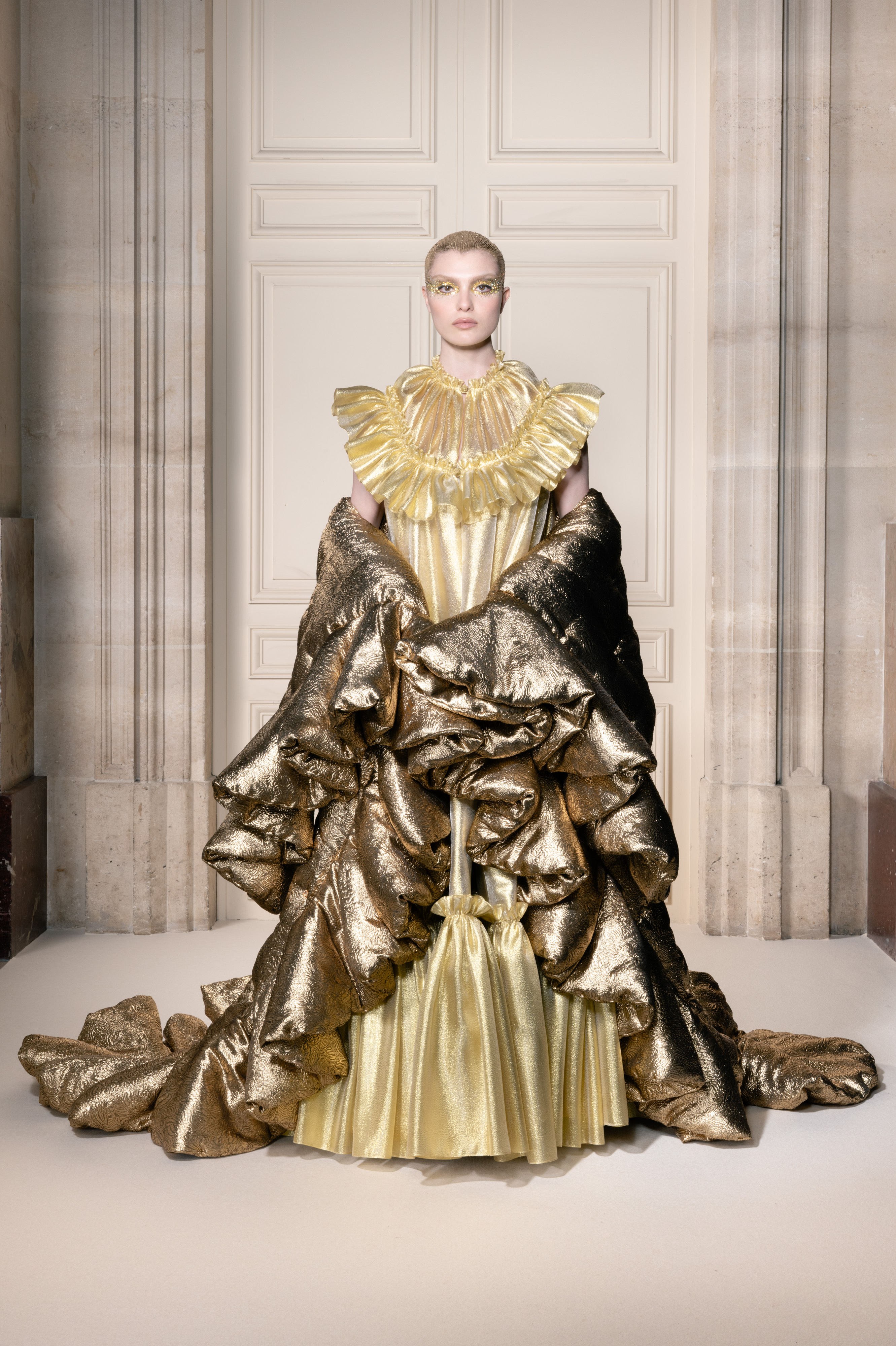 Viktor&Rolf Haute Couture Fall 2026: The Fine Line Between Austerity and Decadence Viktor&Rolf Haute Couture Fall 2026: The Fine Line Between Austerity and Decadence Vanity Teen 虚荣青年