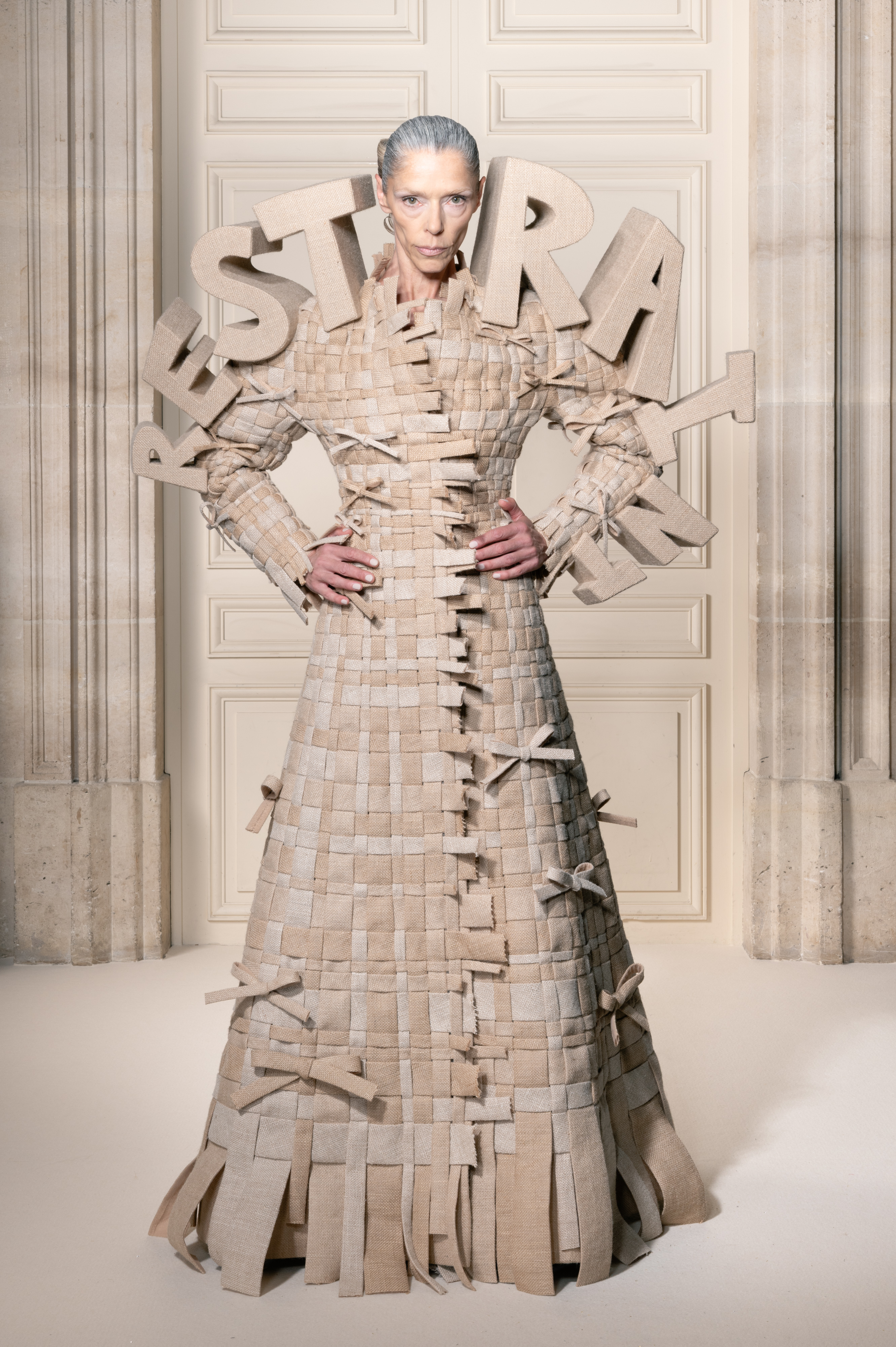 Viktor&Rolf Haute Couture Fall 2026: The Fine Line Between Austerity and Decadence Viktor&Rolf Haute Couture Fall 2026: The Fine Line Between Austerity and Decadence Vanity Teen 虚荣青年