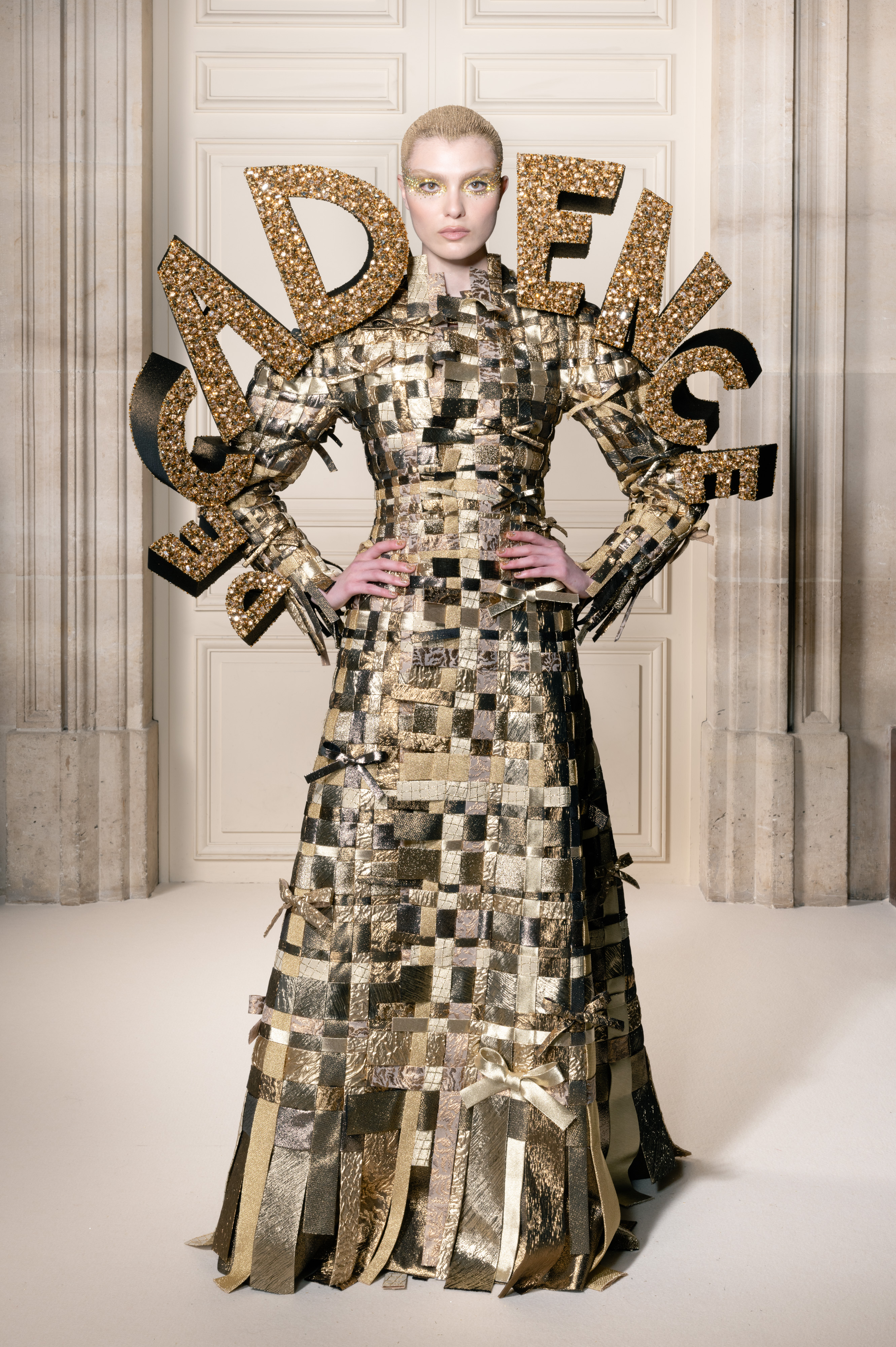Viktor&Rolf Haute Couture Fall 2026: The Fine Line Between Austerity and Decadence Viktor&Rolf Haute Couture Fall 2026: The Fine Line Between Austerity and Decadence Vanity Teen 虚荣青年