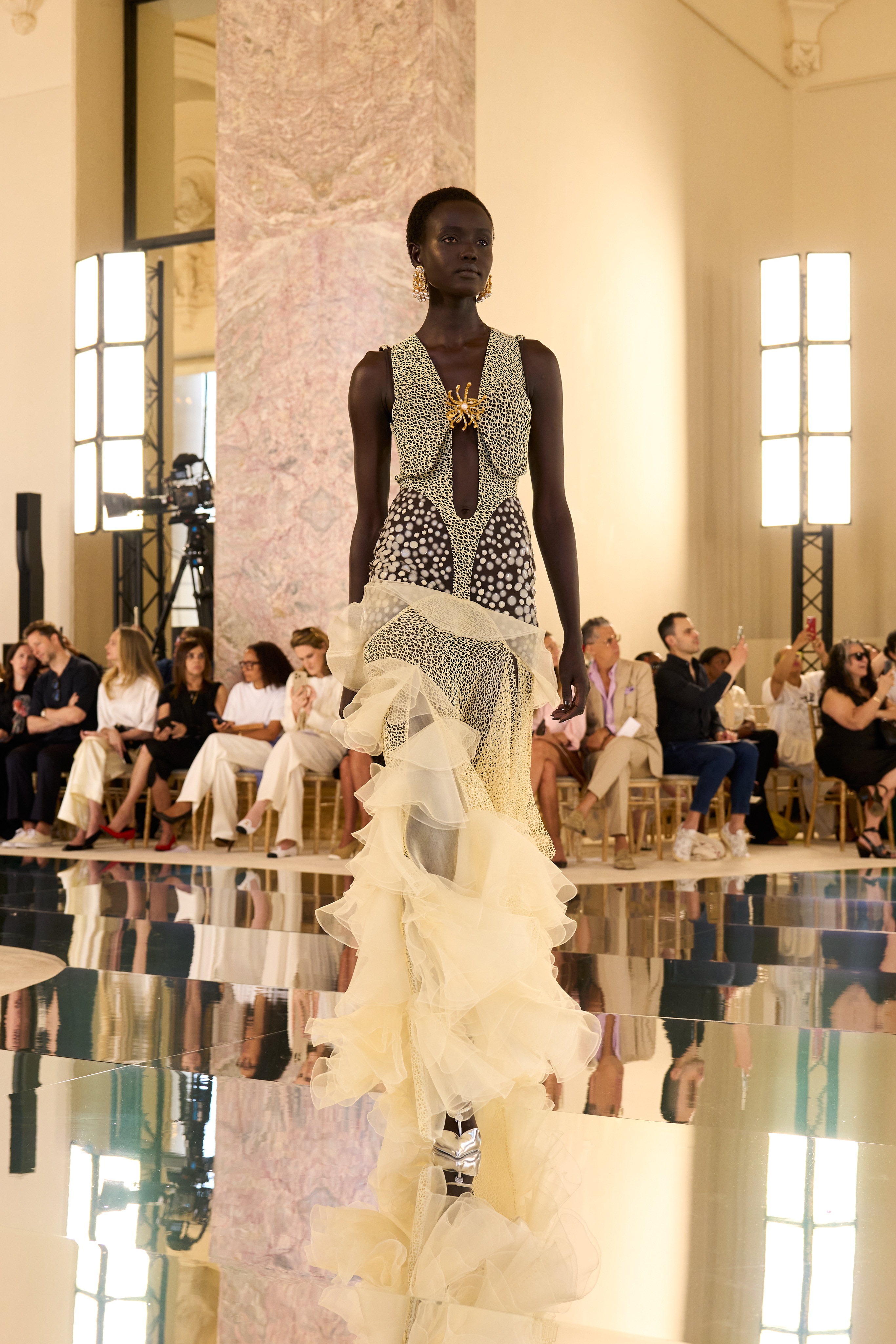Schiaparelli Didn’t Dive Into the Abyss. It Let Go. Vanity Teen 虚荣青年 Schiaparelli Didn’t Dive Into the Abyss. It Let Go. Schiaparelli Didn’t Dive Into the Abyss. It Let Go. Vanity Teen 虚荣青年