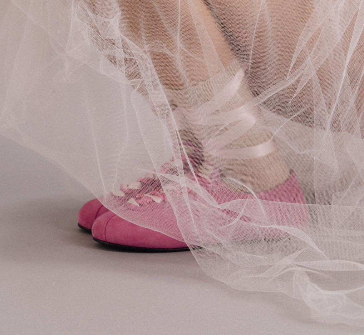 Sneakerinas: The Summer 2026 Trend Taking Balletcore to the Next Level Sneakerinas: The Summer 2026 Trend Taking Balletcore to the Next Level Vanity Teen 虚荣青年