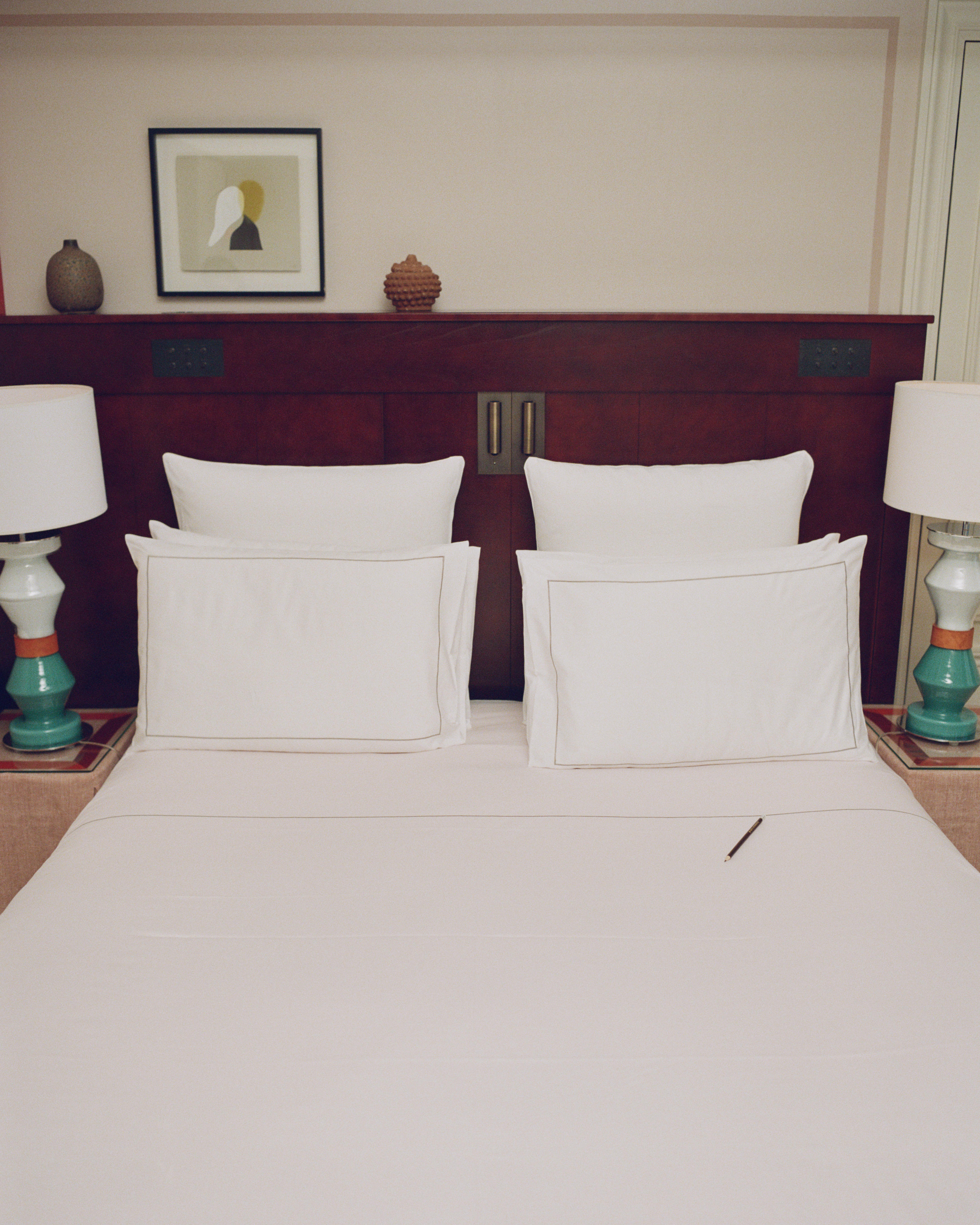 Paris Doesn’t Need Another Luxury Hotel. Until It Does: Experimental Marais Paris Doesn’t Need Another Luxury Hotel. Until It Does: Experimental Marais Vanity Teen 虚荣青年