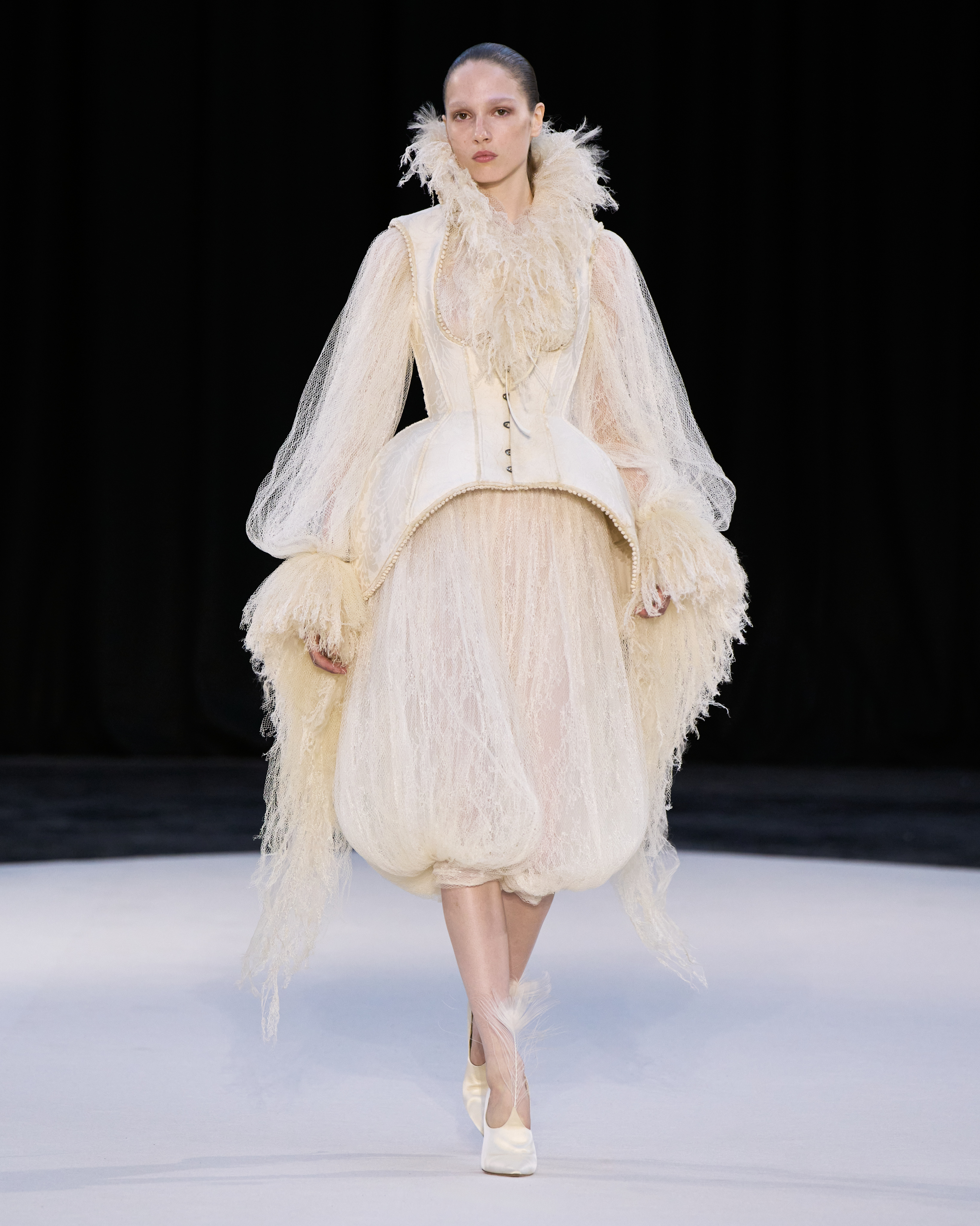 Paris Haute Couture Week Fall/Winter 2026: The Essential Guide to Days 1–3 Vanity Teen 虚荣青年 Ashi Studio Fall Winter 2026 ivory corseted couture dress with sculpted hips