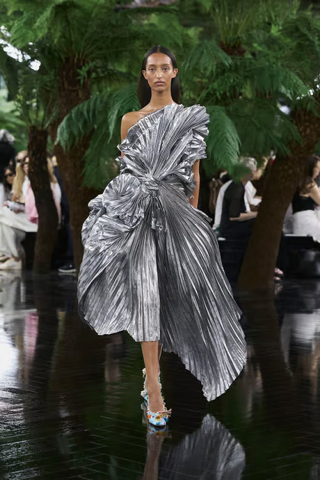 Dior Haute Couture Fall/Winter 2026: A New Language of Fabric and Form Vanity Teen 虚荣青年 Dior Haute Couture Fall Winter 2026 Look 8 silver pleated dress