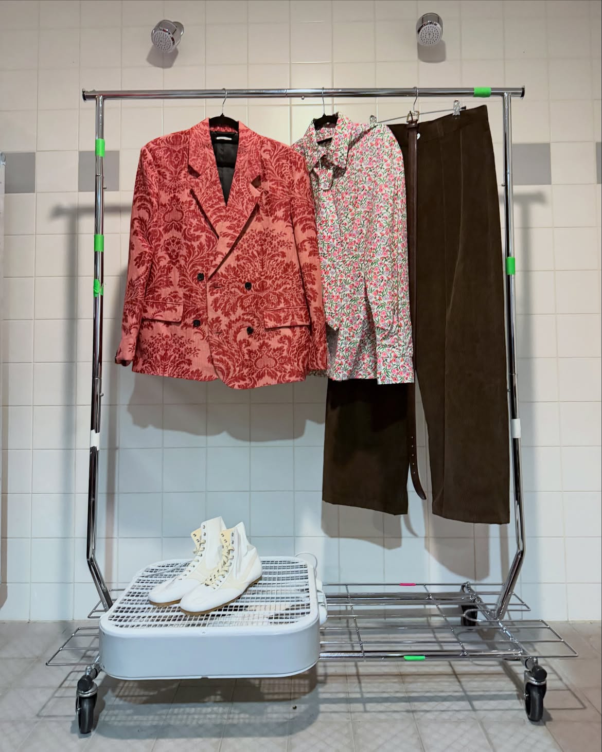 Harry Styles: How Harry Lambert Styled a Bold New Era Vanity Teen 虚荣青年 Harry Styles' JW Anderson brocade blazer, floral shirt and corduroy trousers backstage at Wembley