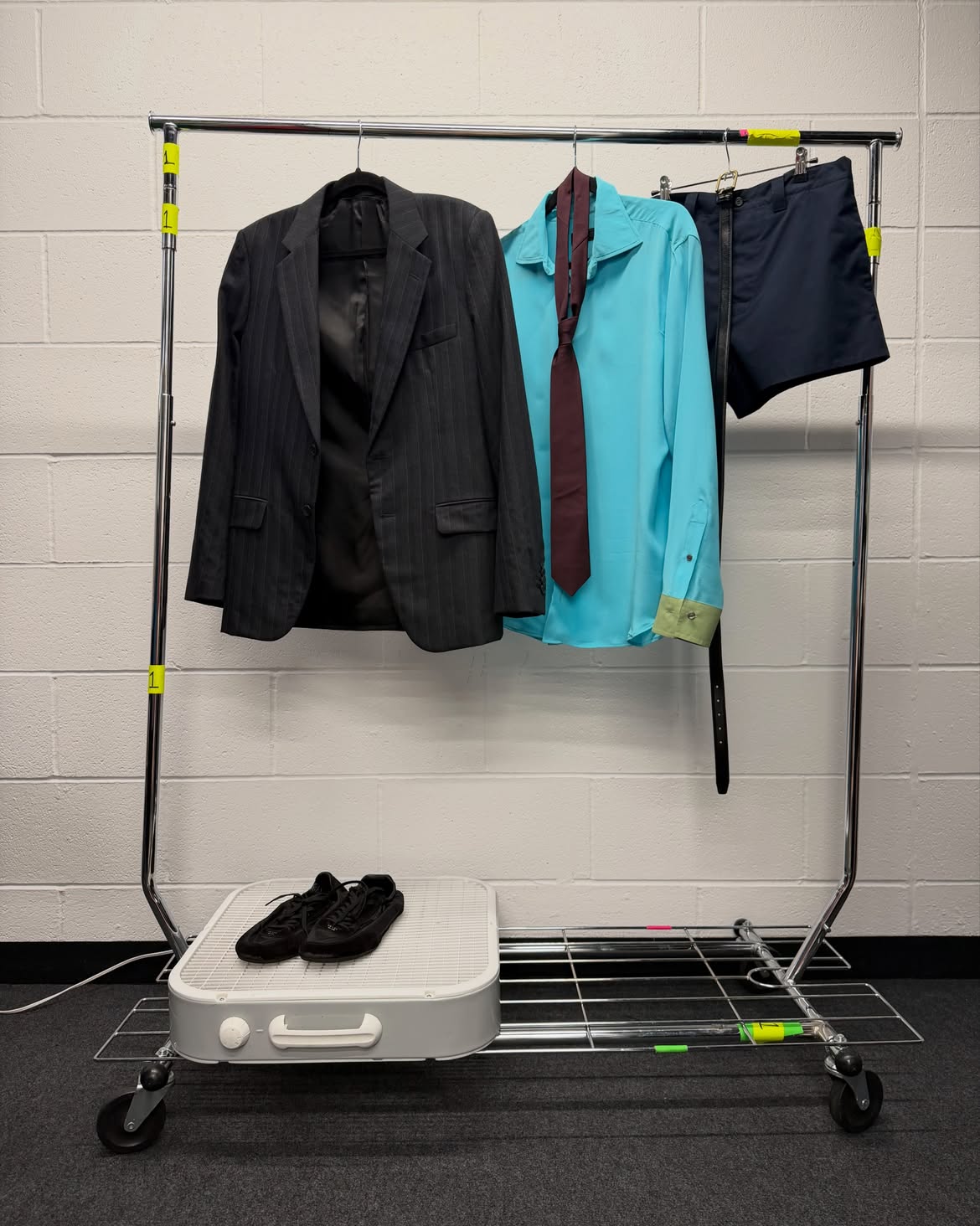 Harry Styles: How Harry Lambert Styled a Bold New Era Vanity Teen 虚荣青年 Harry Styles' custom Prada blazer, turquoise shirt, tie and shorts backstage at Wembley