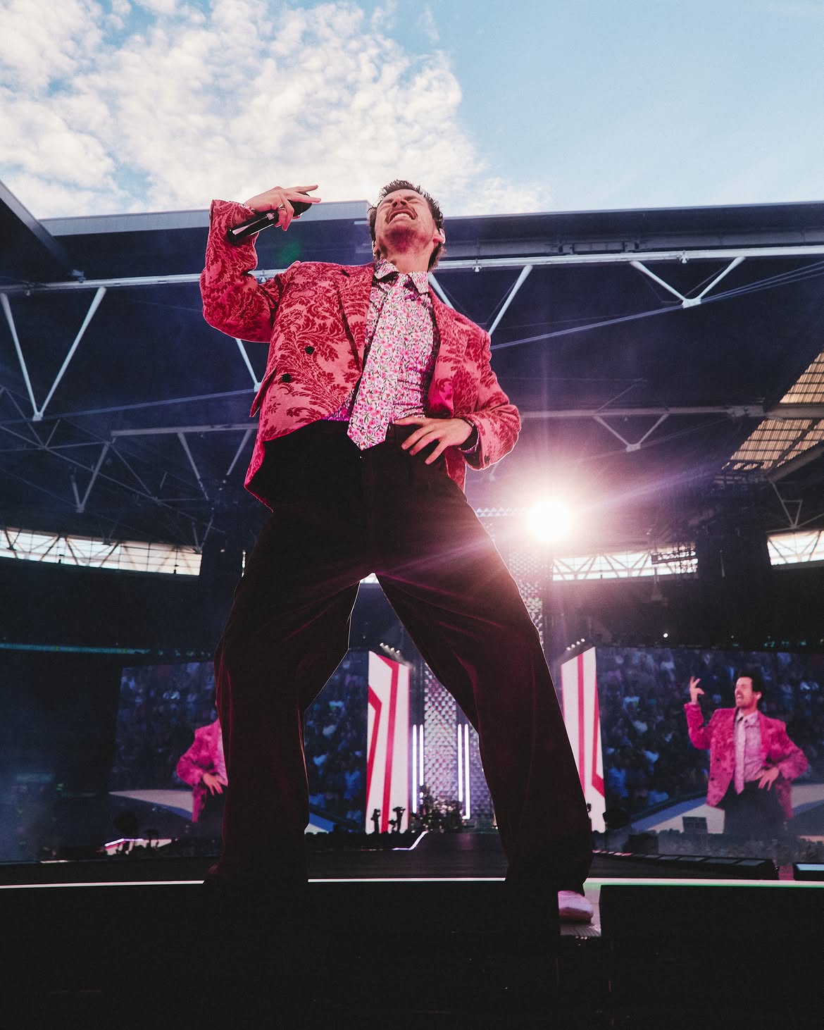 Harry Styles: How Harry Lambert Styled a Bold New Era Vanity Teen 虚荣青年 Harry Styles at Wembley in a pink JW Anderson brocade suit, Together, Together tour
