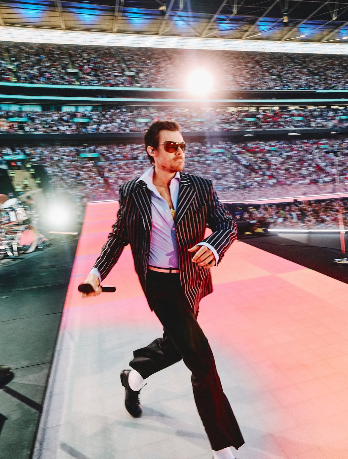 Harry Styles: How Harry Lambert Styled a Bold New Era Vanity Teen 虚荣青年 Harry Styles at Wembley in a custom S.S. Daley pinstripe suit, Together, Together tour