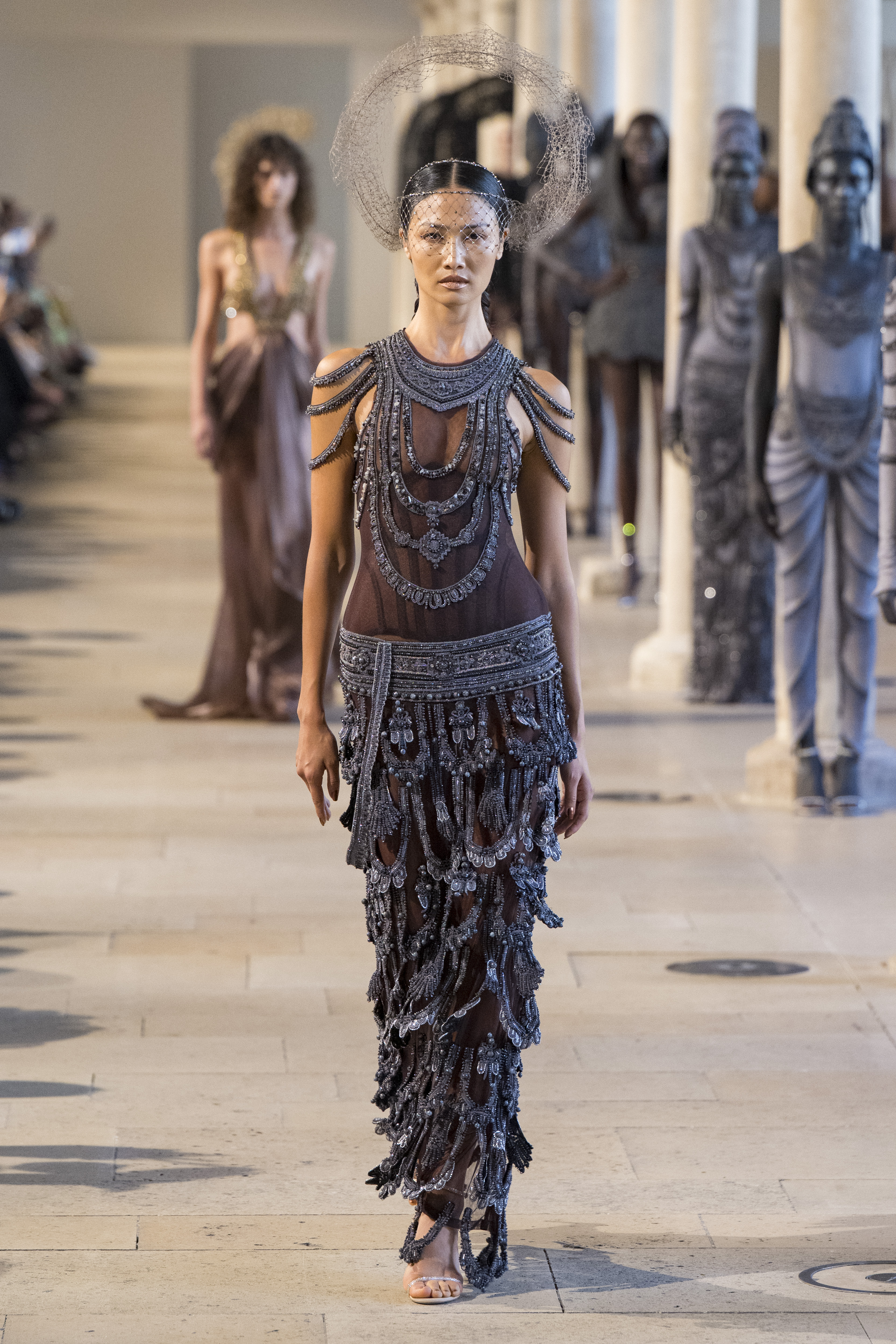 Paris Haute Couture Week Fall/Winter 2026: The Essential Guide to Days 1–3 Vanity Teen 虚荣青年 Rahul Mishra Fall Winter 2026 couture black beaded gown with sculptural headpiece
