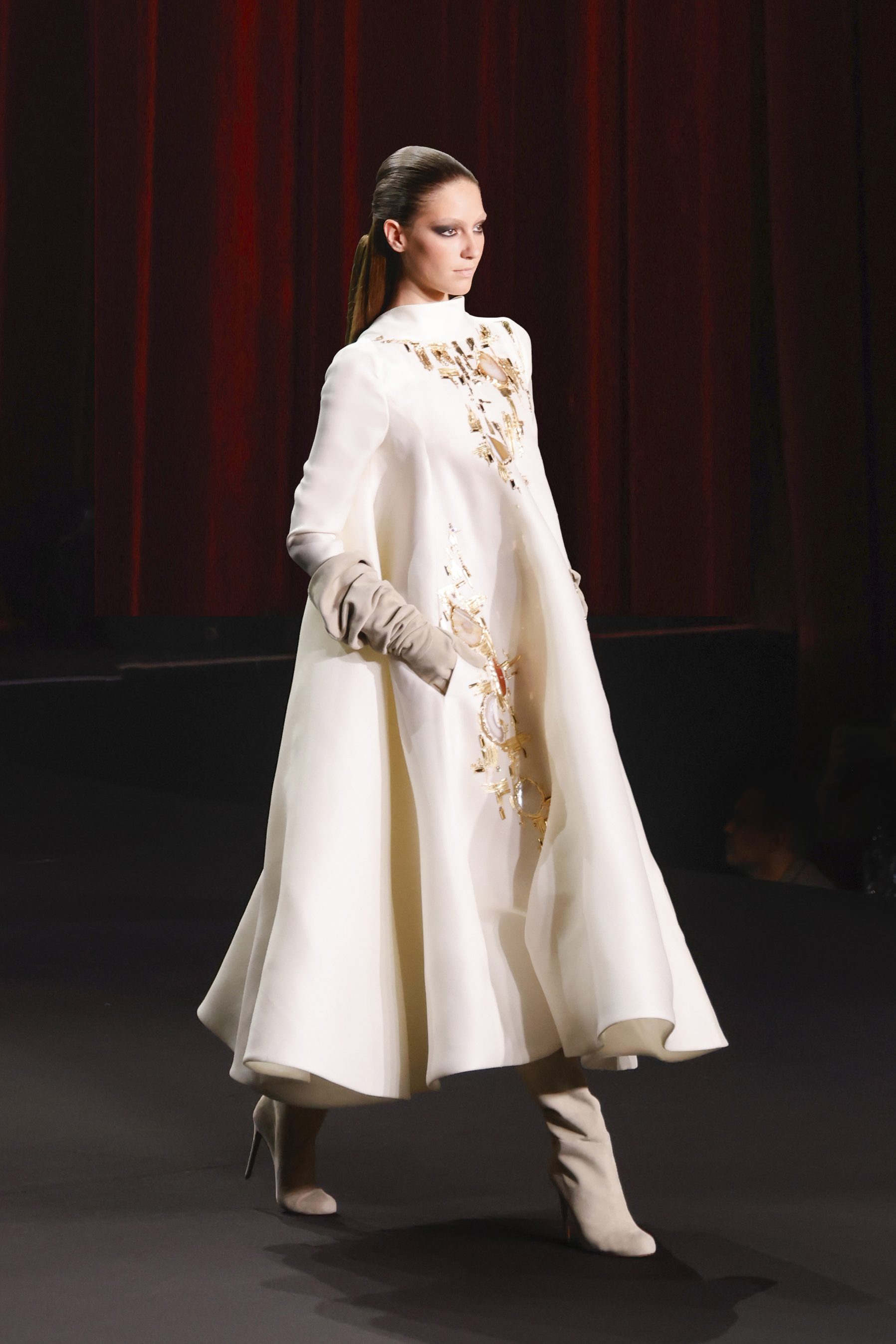 Paris Haute Couture Week Fall/Winter 2026: The Essential Guide to Days 1–3 Vanity Teen 虚荣青年 Stephane Rolland Fall Winter 2026 couture white architectural coat