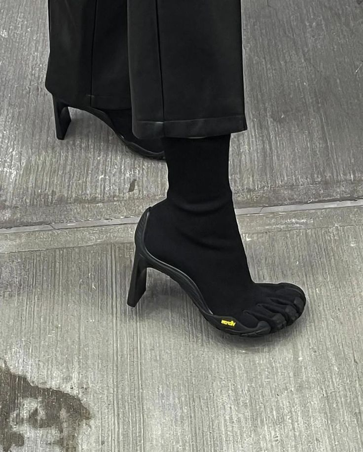 Vibram FiveFingers Are the Latest Obsession for Those Who Want to Keep the Feet on the Ground Vanity Teen 虚荣青年 Vibram FiveFingers x Balenciaga