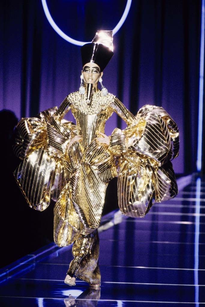 10 John Galliano Looks the Met Exhibition Should Include—and Why Vanity Teen 虚荣青年 The opening look from John Galliano's Christian Dior Spring 2004 Couture collection.