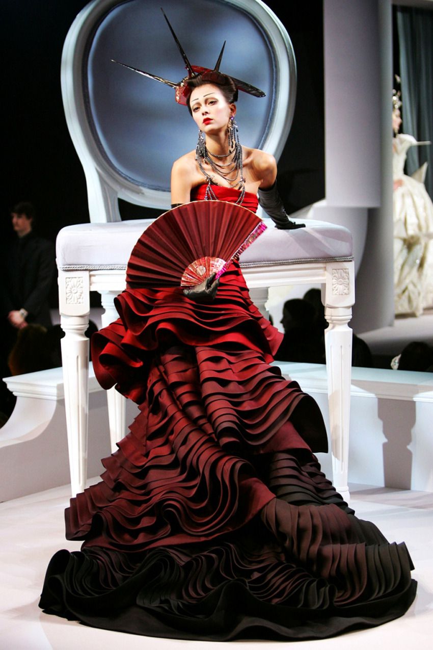 John Galliano Takes Over the Met Gala 2027—and Sparks Controversy Vanity Teen 虚荣青年 Dior S/S 2007 by John Galliano