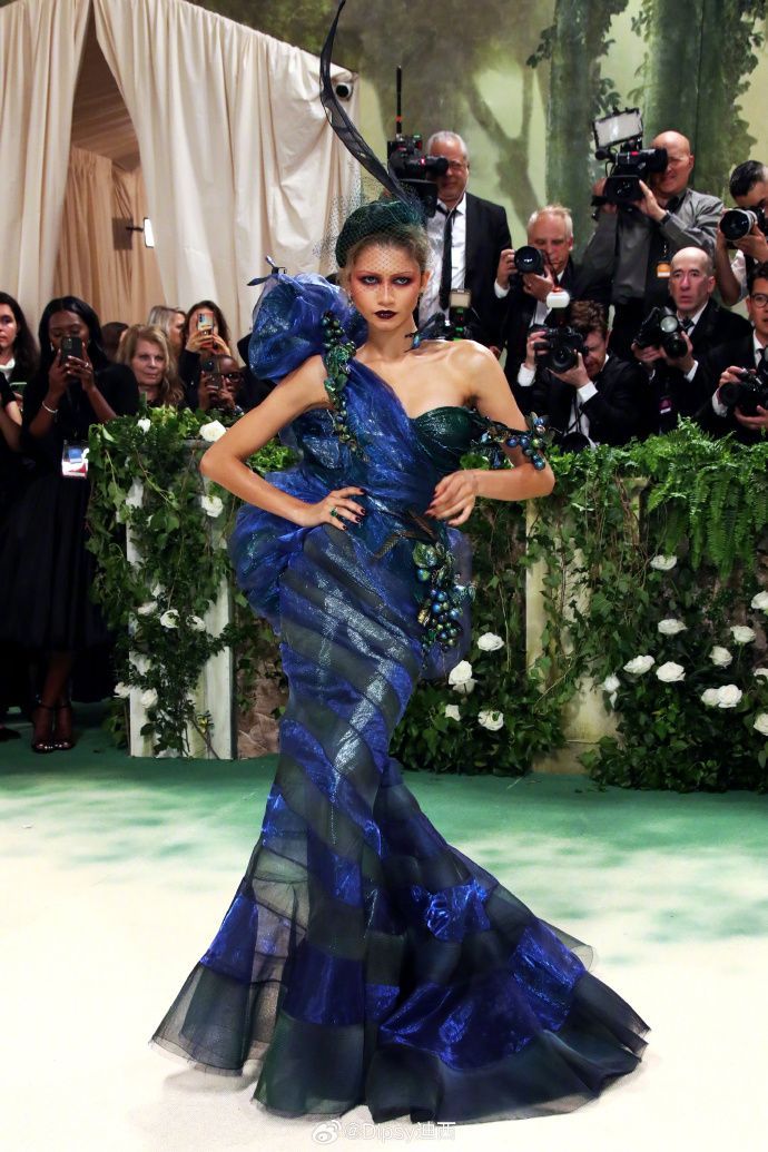 John Galliano Takes Over the Met Gala 2027—and Sparks Controversy Vanity Teen 虚荣青年 John Galliano Takes Over the Met Gala 2027—and Sparks Controversy John Galliano Takes Over the Met Gala 2027—and Sparks Controversy Vanity Teen 虚荣青年